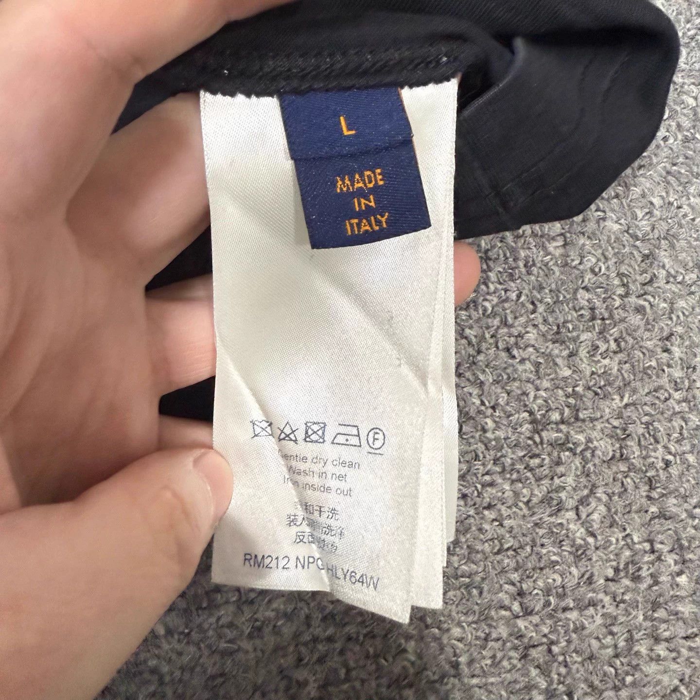 Louis Vuitton LV black embossed logo short-sleeve L 95 new Size US L / EU 52-54 / 3 - 4 Thumbnail