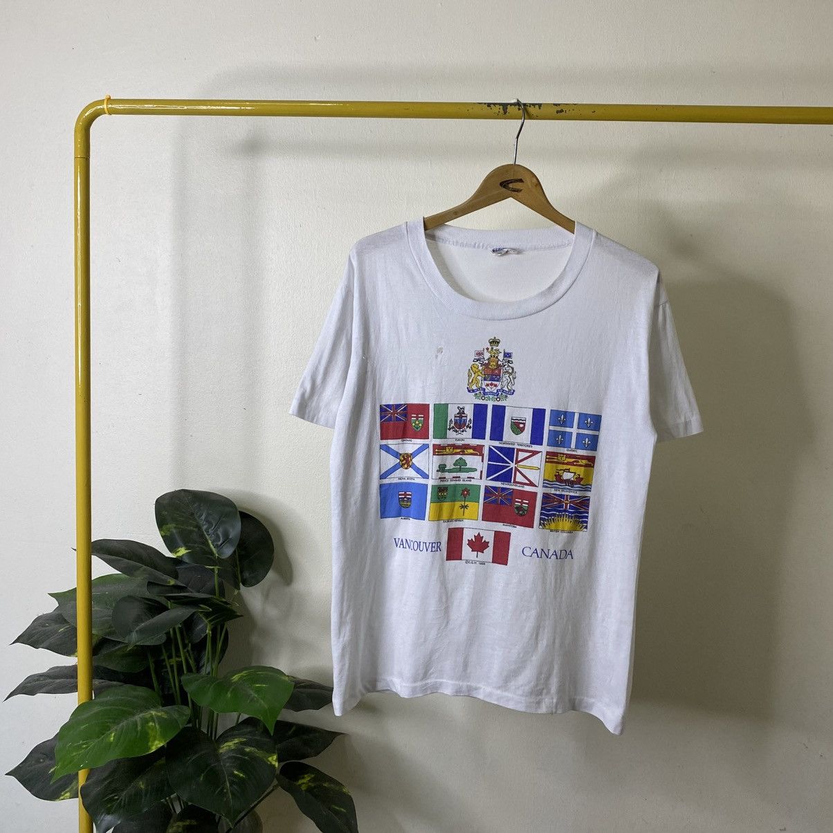 Vintage Vintage 80s Canada Vancouver Distressed T Shirt Size US M / EU 48-50 / 2 - 1 Thumbnail