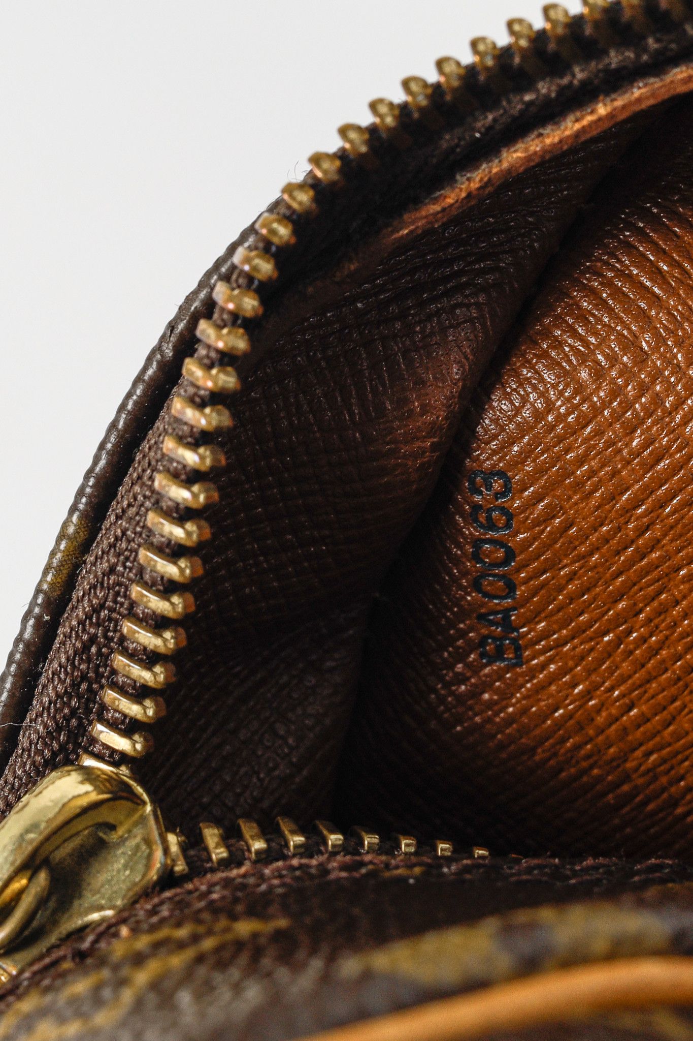 Louis Vuitton Louis Vuitton Blois Monogram Canvas Shoulder Bag Size ONE SIZE - 11 Thumbnail