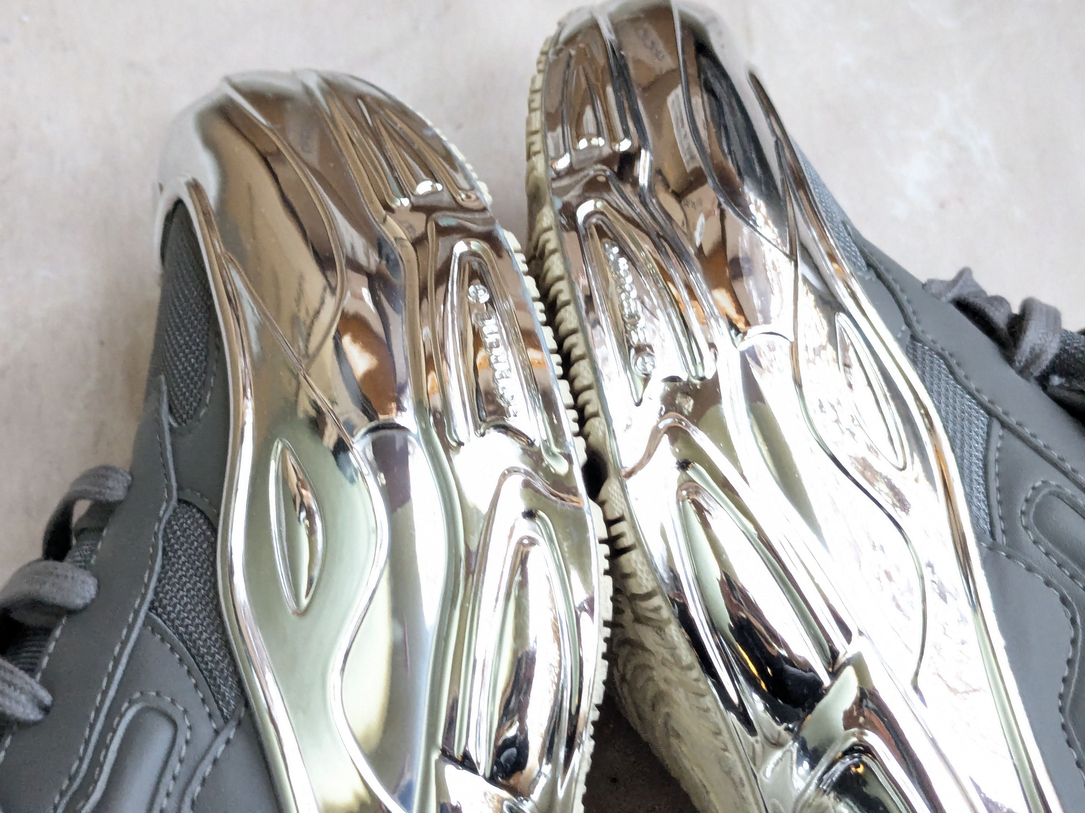 Raf Simons Raf Simons x Adidas Ozweego Metallic Ash Gray 10.5 EE7946 Size US 10.5 / EU 43-44 - 6 Thumbnail