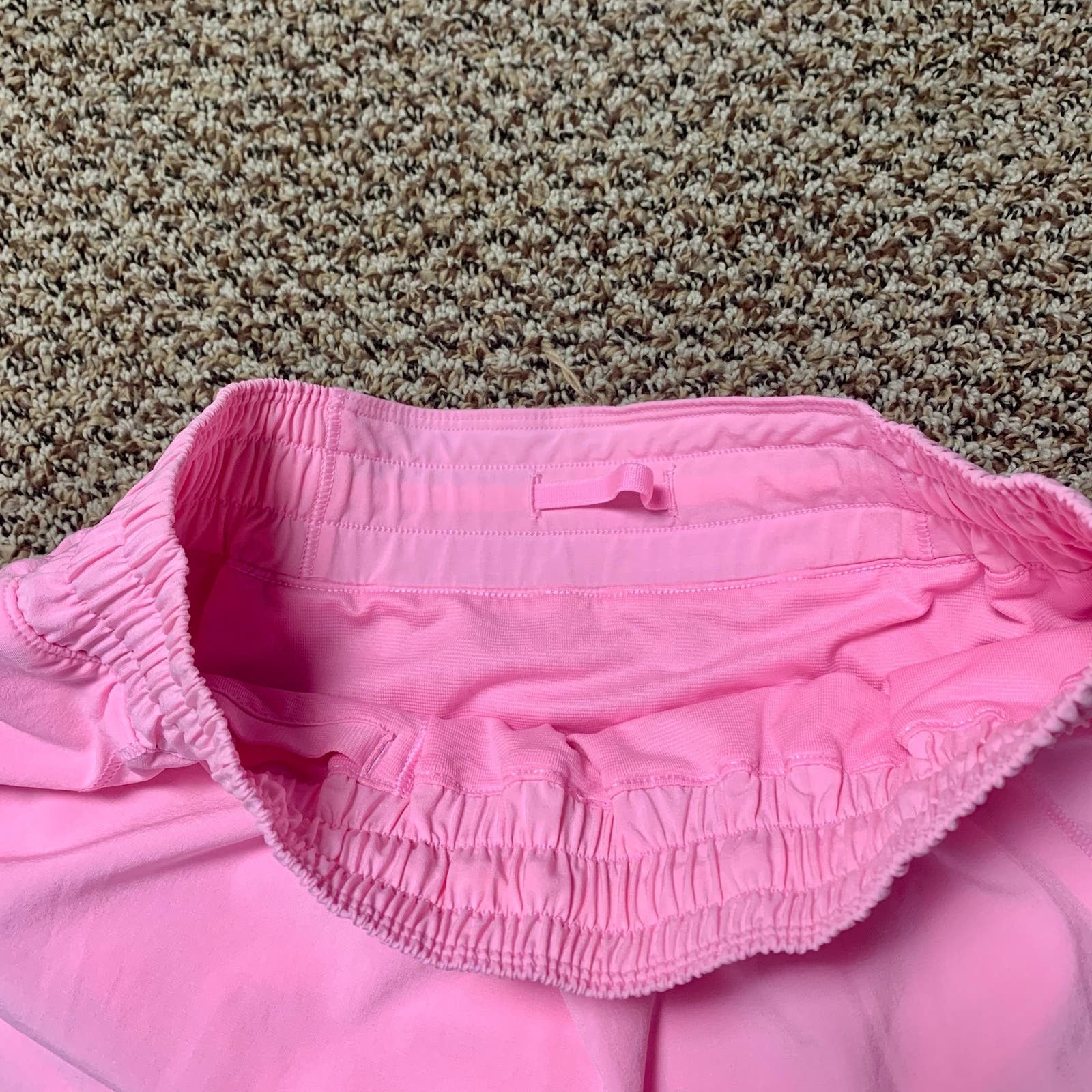 Lululemon NWOT Lululemon Hotty Hot LR Shorts 2.5" sz4 *Miami Pink Size 27" / US 4 / IT 40 - 3 Thumbnail