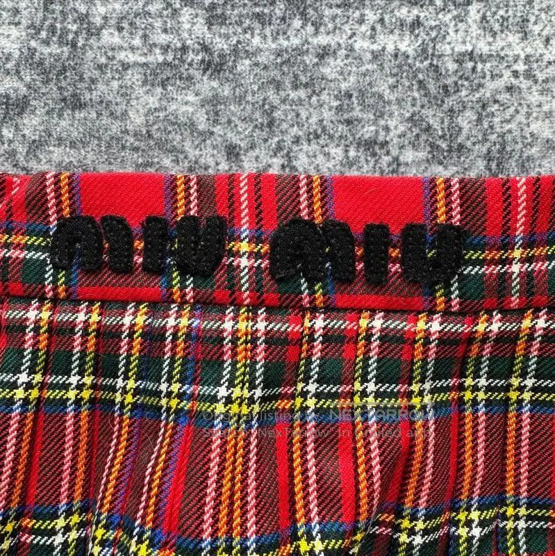 Miu Miu Miu Miu Red Wool Pleated Skirt . Size 28" / US 6 / IT 42 - 7 Thumbnail
