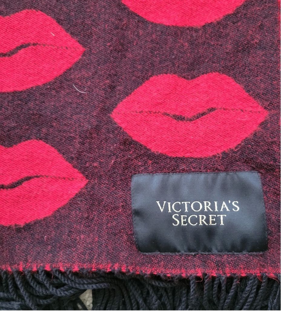 Victoria's Secret Victoria Secret Lips Print Throw Scarf Red Black 51" x 58" Size ONE SIZE - 8 Thumbnail