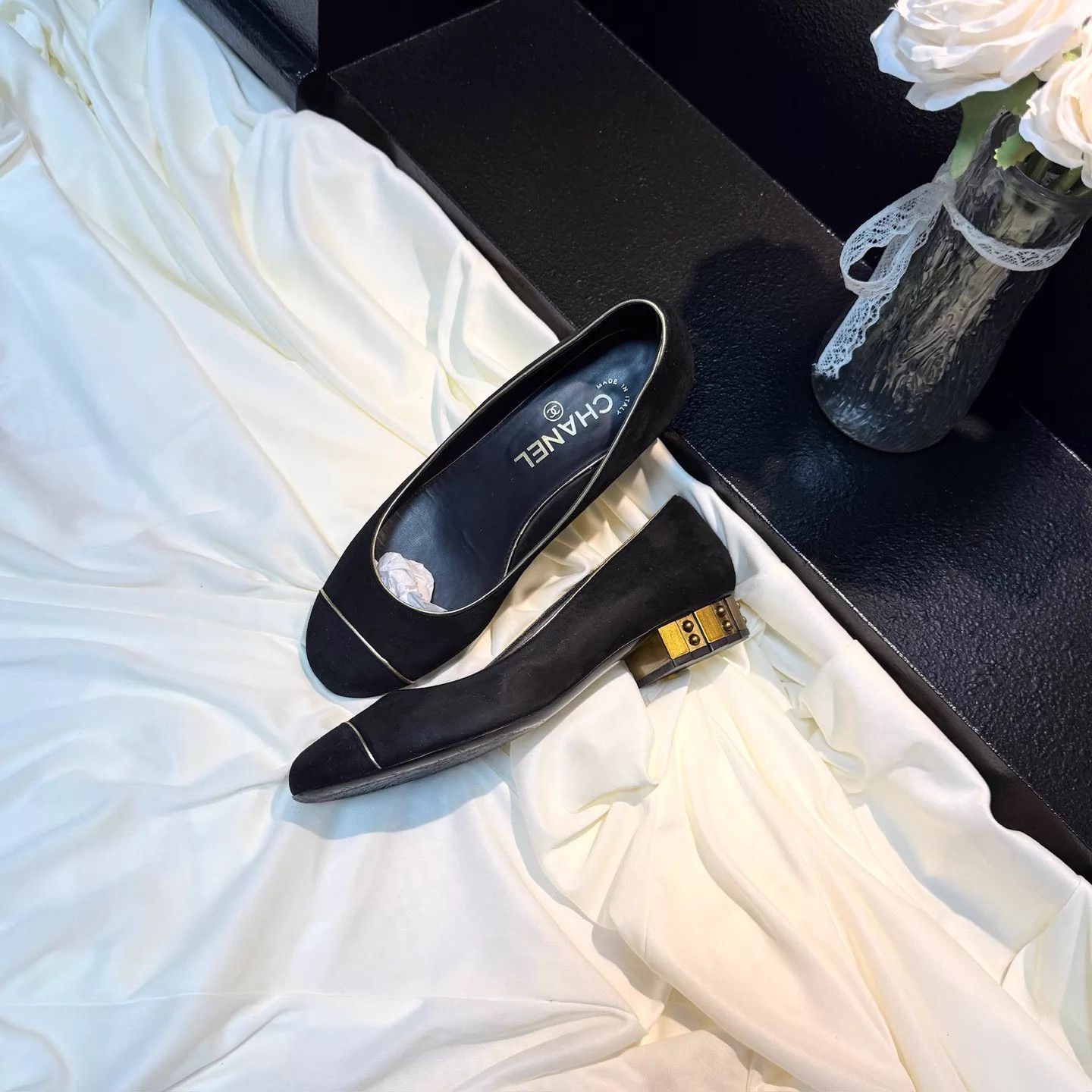 Chanel CHANEL Women's Black Gold CC Low Heel Pumps 37 95% Size US 6.5 / IT 36.5 - 1 Thumbnail