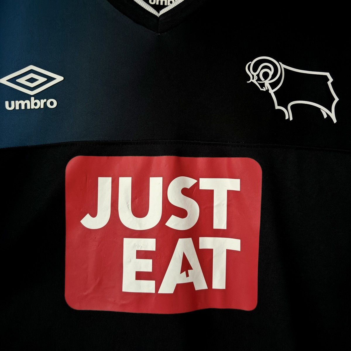 Umbro 2016 2017 Derby County Umbro Away Kit Soccer Jersey Shirt FC Size US L / EU 52-54 / 3 - 3 Thumbnail