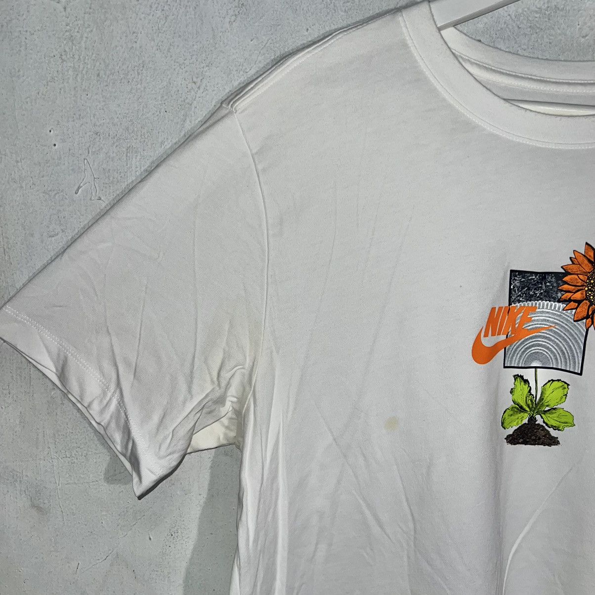 Nike Nike White Short Sleeve Tee Large Grow Sole Size US L / EU 52-54 / 3 - 3 Thumbnail