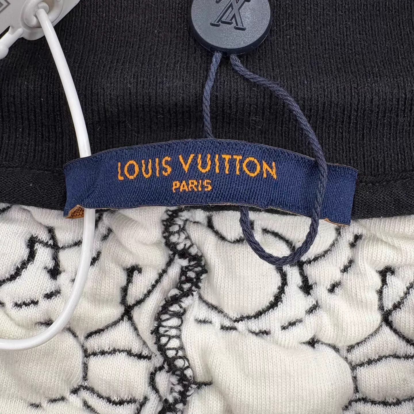 Louis Vuitton LV Men's Black Floral All-Over Print Shorts XS (New) Size US 26 / EU 42 - 3 Thumbnail