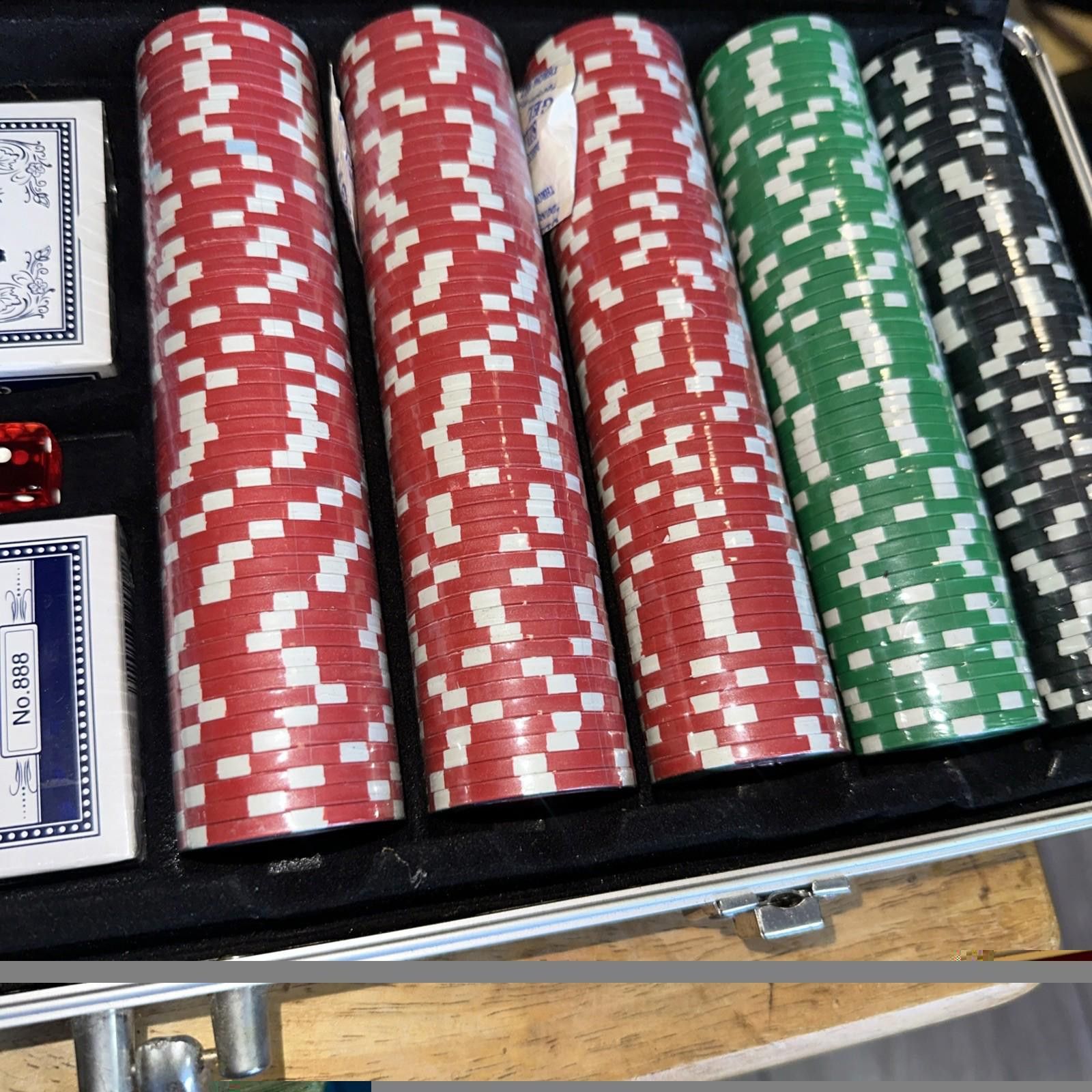 Other Texas Hold ‘Em Poker Chip Set 400+ With Metal Case Size ONE SIZE - 4 Thumbnail