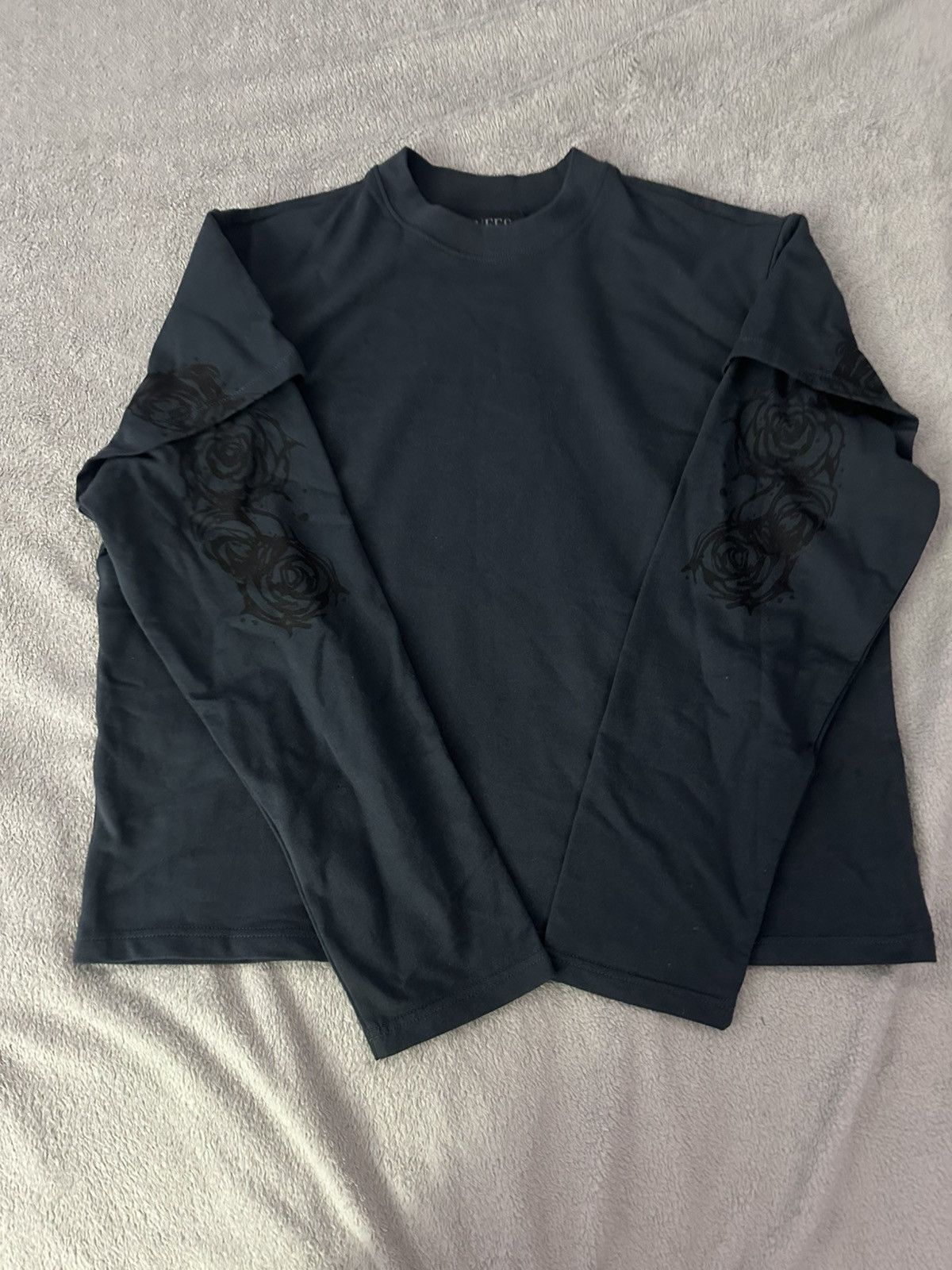 Vintage Navy/black long sleeve t shirt with rose pattern Size US M / EU 48-50 / 2 - 5 Thumbnail