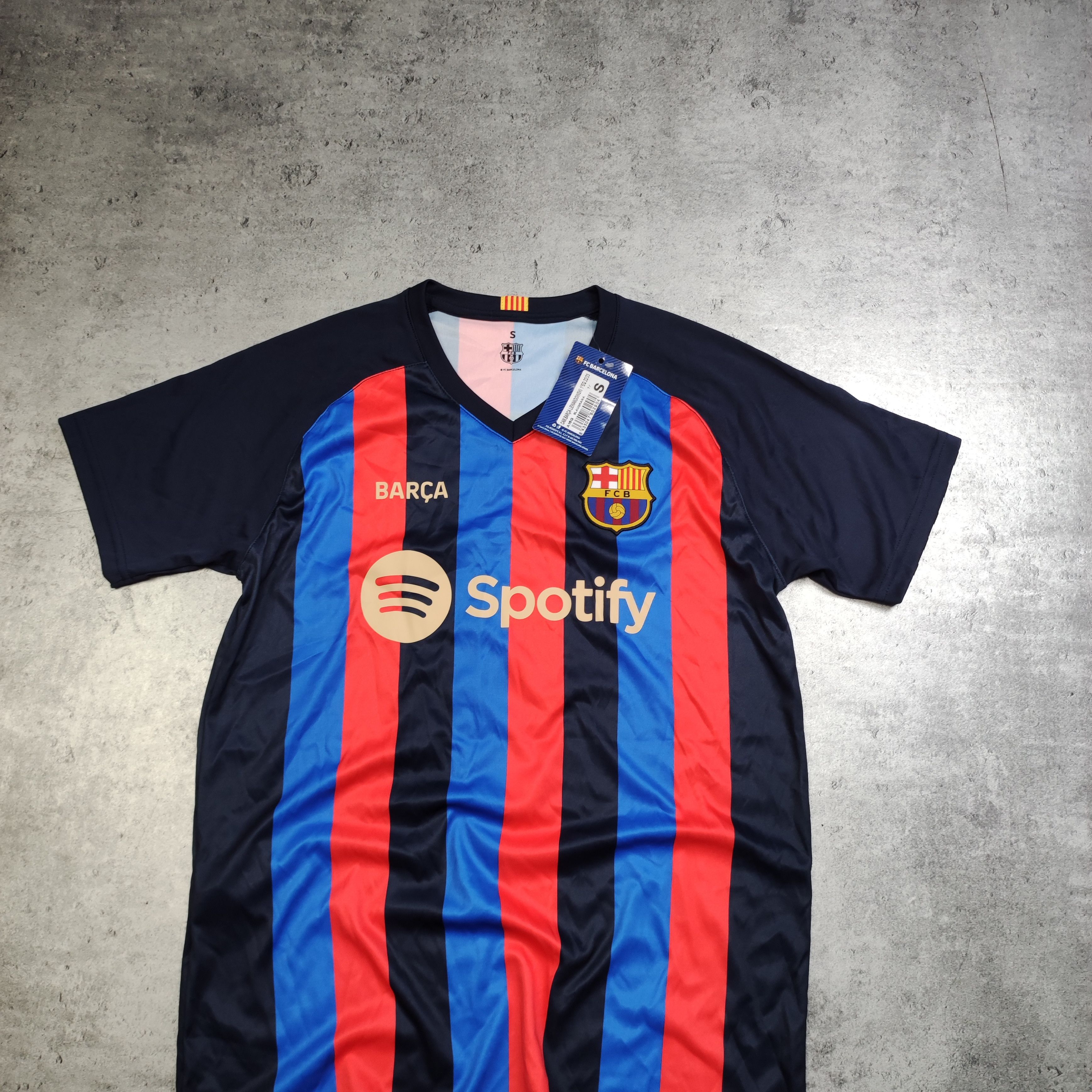 Other RARE Rogers Official Spain FC Barcelona #9 Lewandowski Kit Size US S / EU 44-46 / 1 - 3 Thumbnail