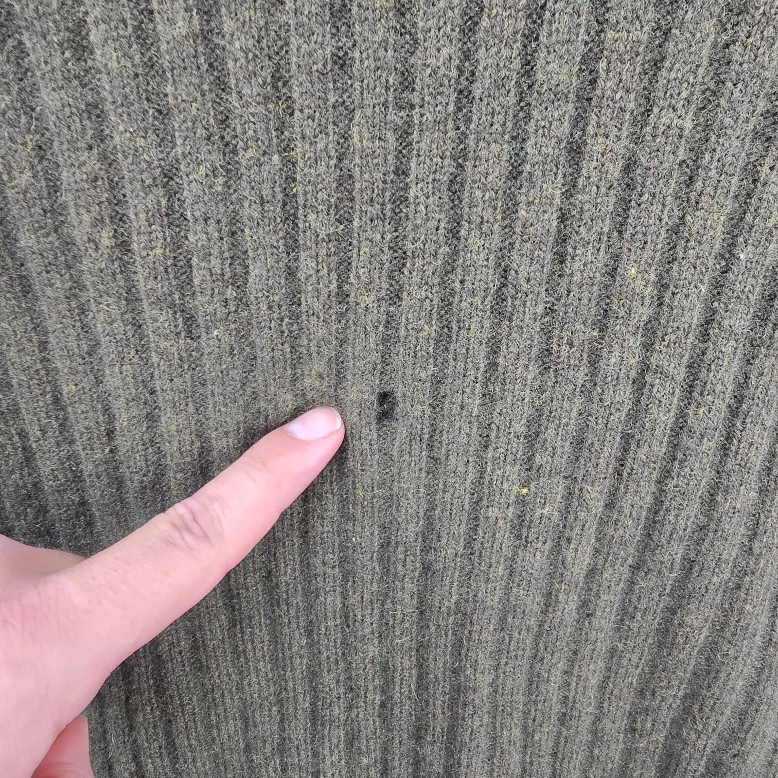 Abercrombie & Fitch Vintage Abercrombie & Fitch Wool V-neck Sweater XL 90s HOLES Size US XL / EU 56 / 4 - 3 Thumbnail