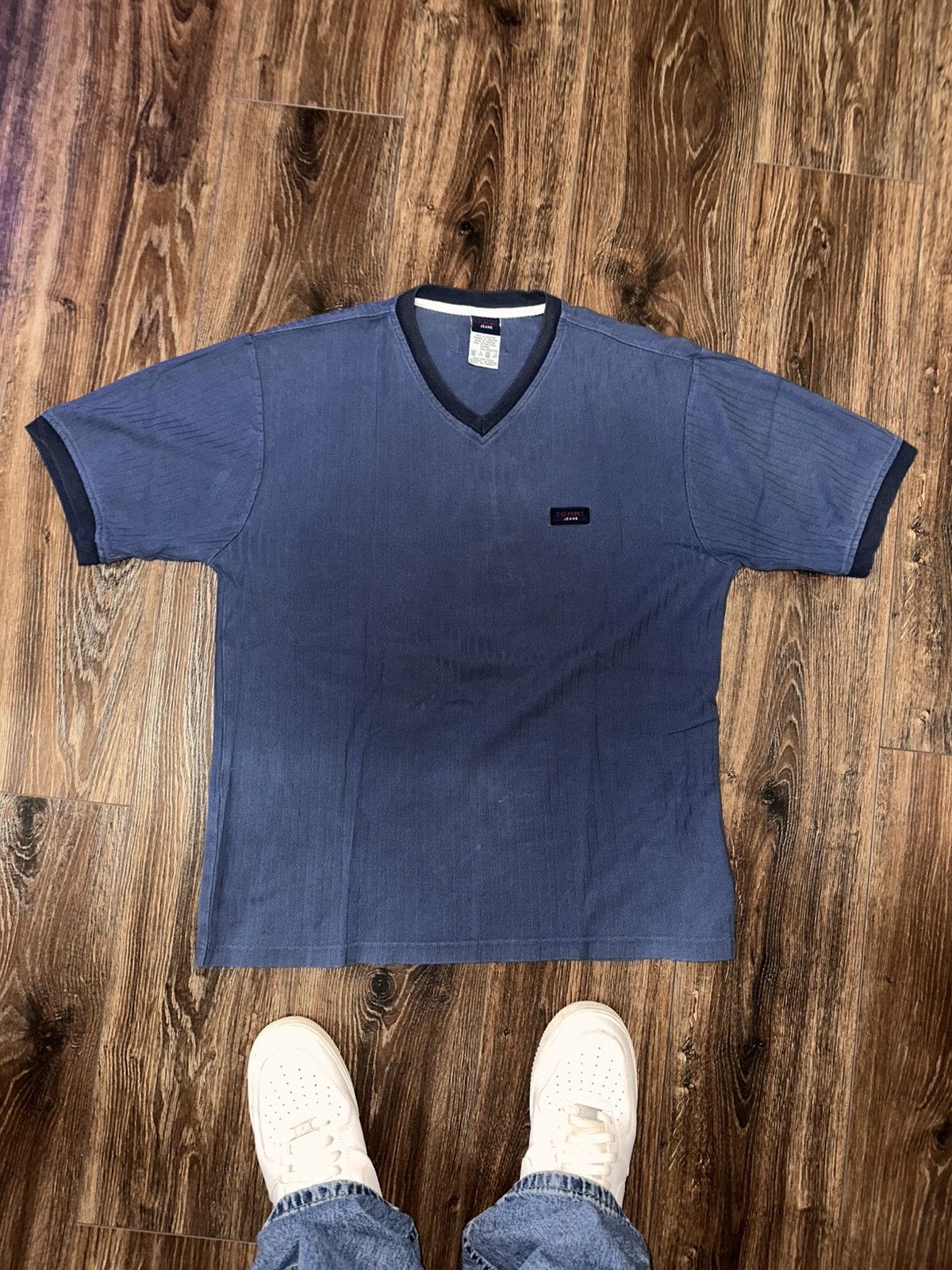 Tommy Hilfiger Vintage Tommy Hilfiger V-Neck Tee Size US L / EU 52-54 / 3 - 1 Thumbnail