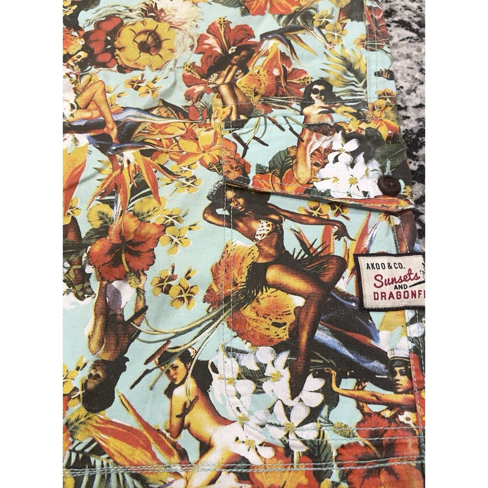 Vintage AKOO & Co. Tropical Print Pinup Girls Cargo Shorts Size 44 Size US 44 / EU 60 - 2 Thumbnail