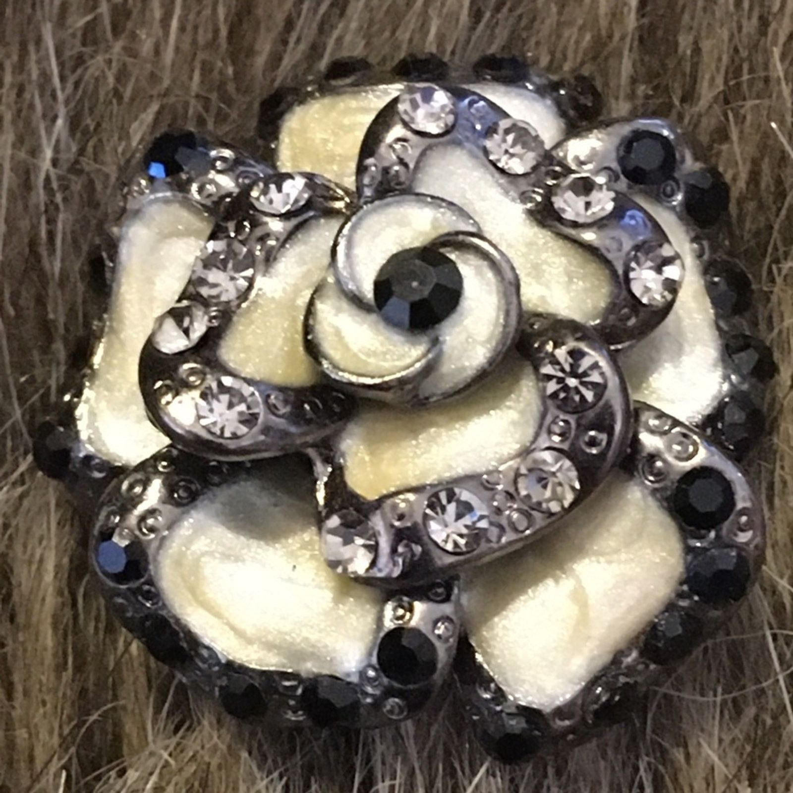 Vintage Vintage enamel faceted crystal rose brooch Size ONE SIZE - 1 Thumbnail