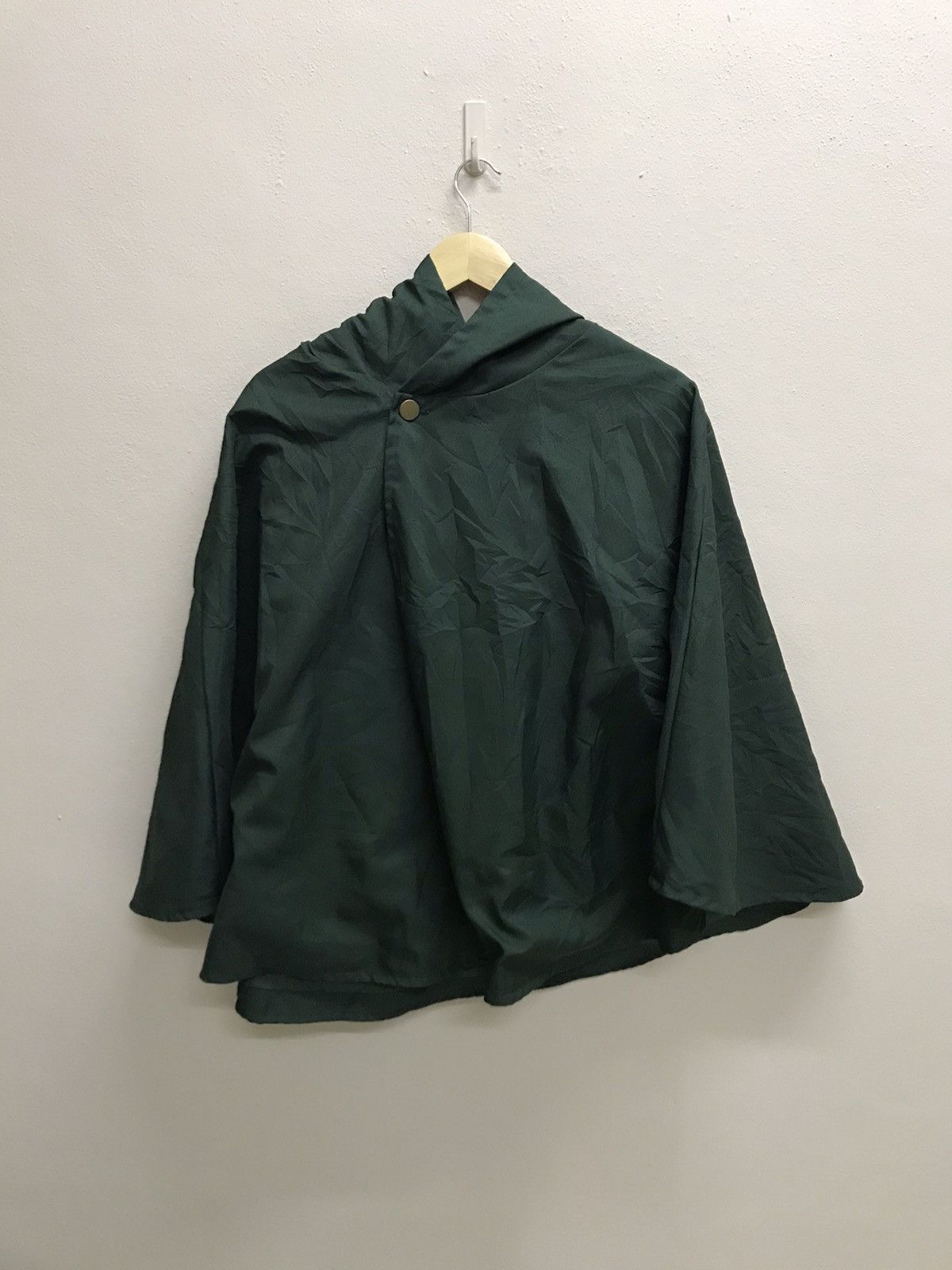Japanese Brand VINTAGE Y2K ATTACK ON TITAN CLOAK HOODIE Size US M / EU 48-50 / 2 - 3 Thumbnail