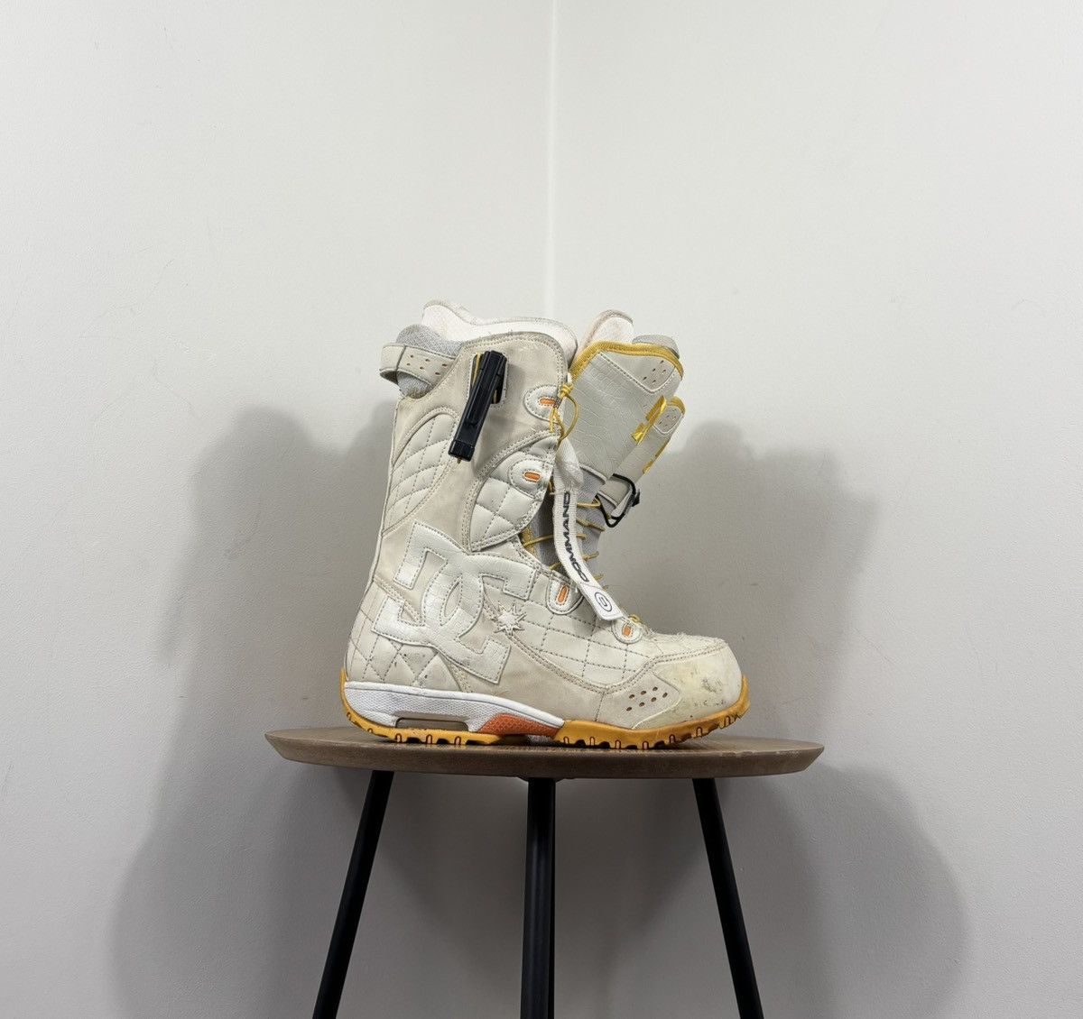 DC DC Nib Graphix Turtle Dove Women’s Snowboard Boots Size US 7 / IT 37 - 2 Thumbnail