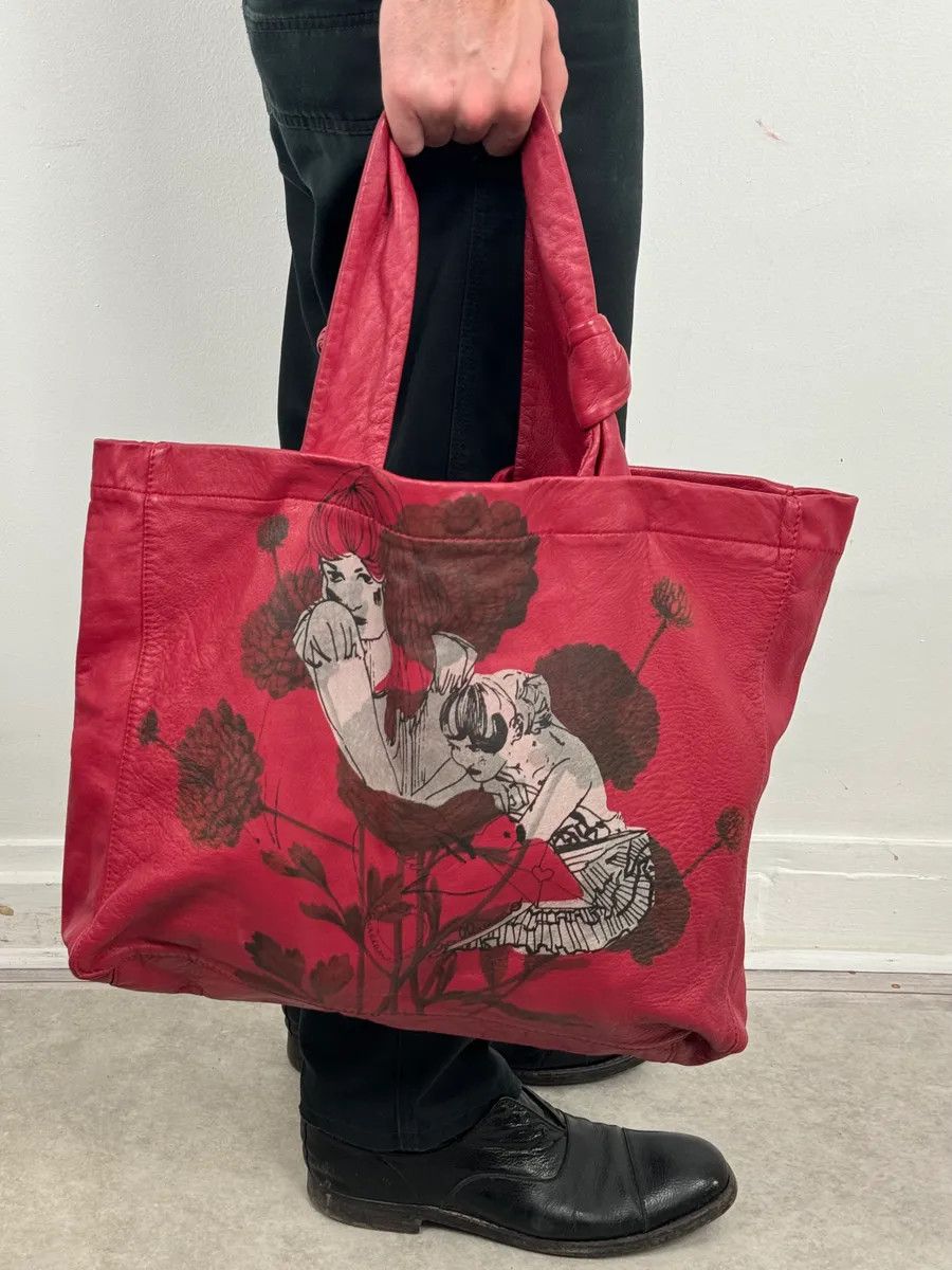 John Galliano AW2010 John Galliano Red Dahlia Flowers & Geiko Girls Print Tote Bag Size ONE SIZE - 3 Thumbnail