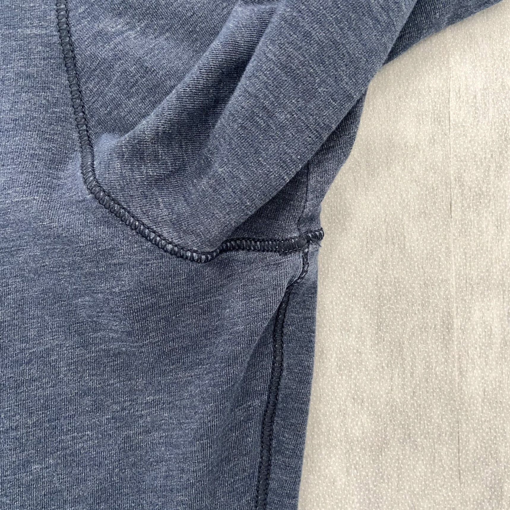 Lululemon VINTAGE Lululemon Mens Long Sleeve Shirt Adult Large Blue Athleisure Gym Casual Logo 90s Size US L / EU 52-54 / 3 - 5 Thumbnail