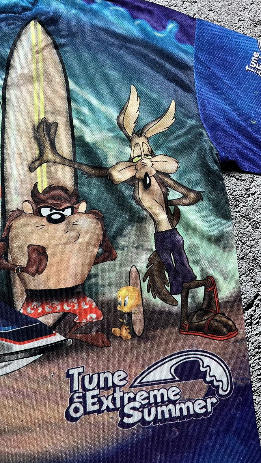 Warner Bros 1999 Looney Tunes tune on extreme summer surf coyote t shirt Size US L / EU 52-54 / 3 - 9 Thumbnail