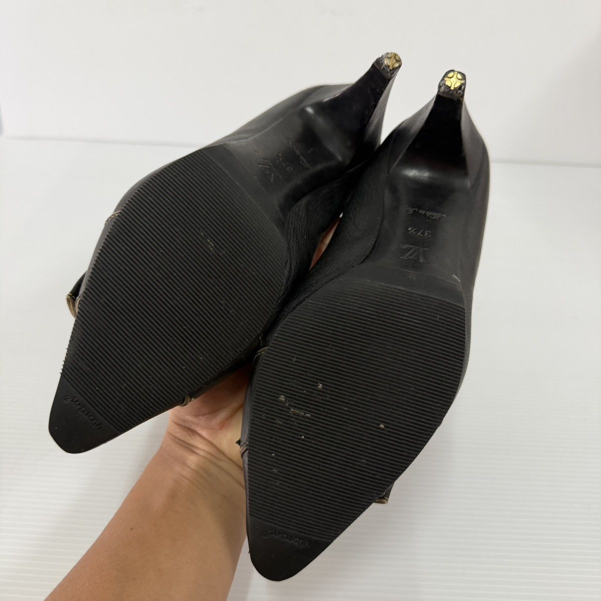 Louis Vuitton Louis Vuitton Black Leather Heels Size US 7.5 / IT 37.5 - 7 Thumbnail
