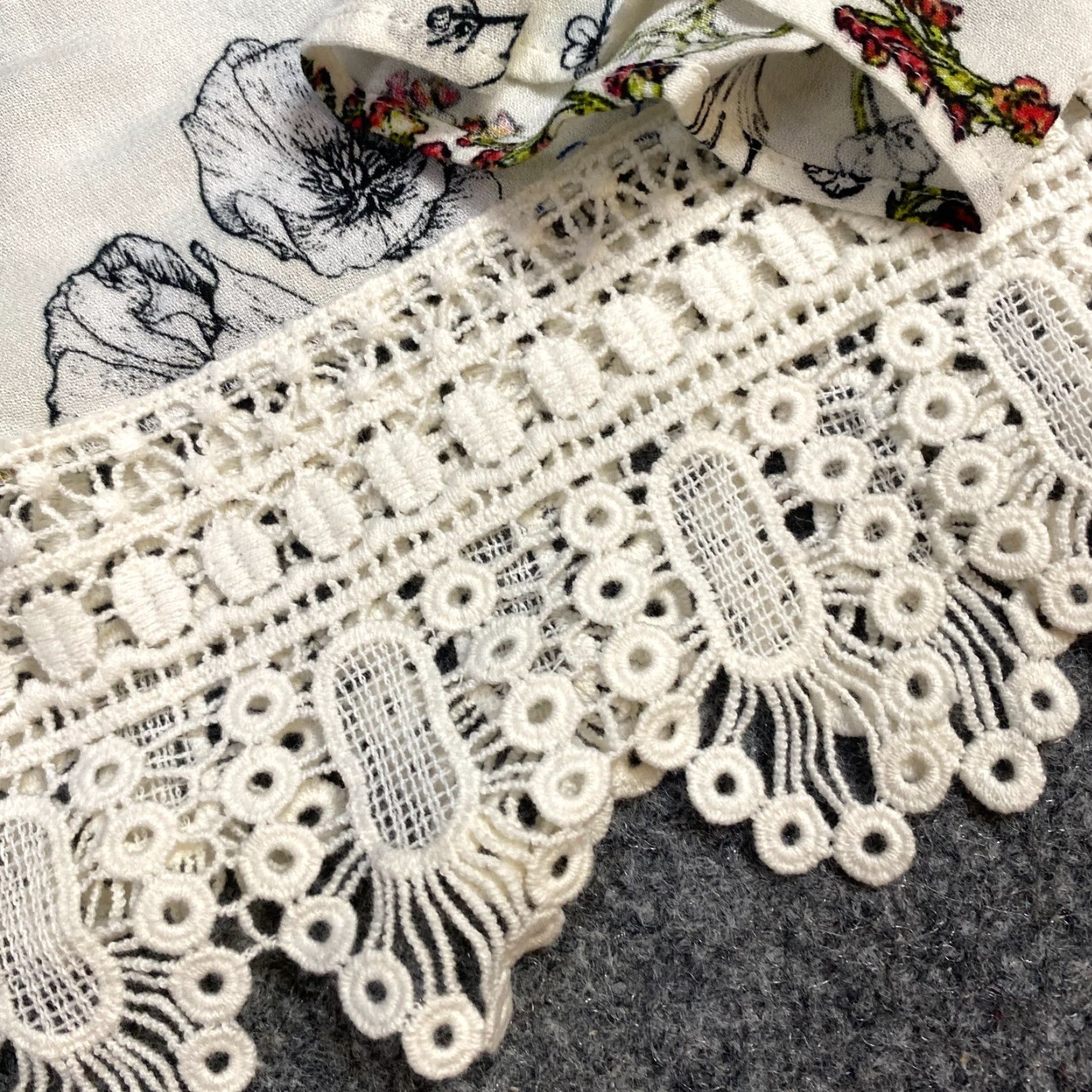 Vintage Maeve Top S White Floral Crochet Hem Peasant Boho Shirt Women Small White Floral Crochet Hem Peasant Boho Maeve Top S Women Size S / US 4 / IT 40 - 2 Thumbnail