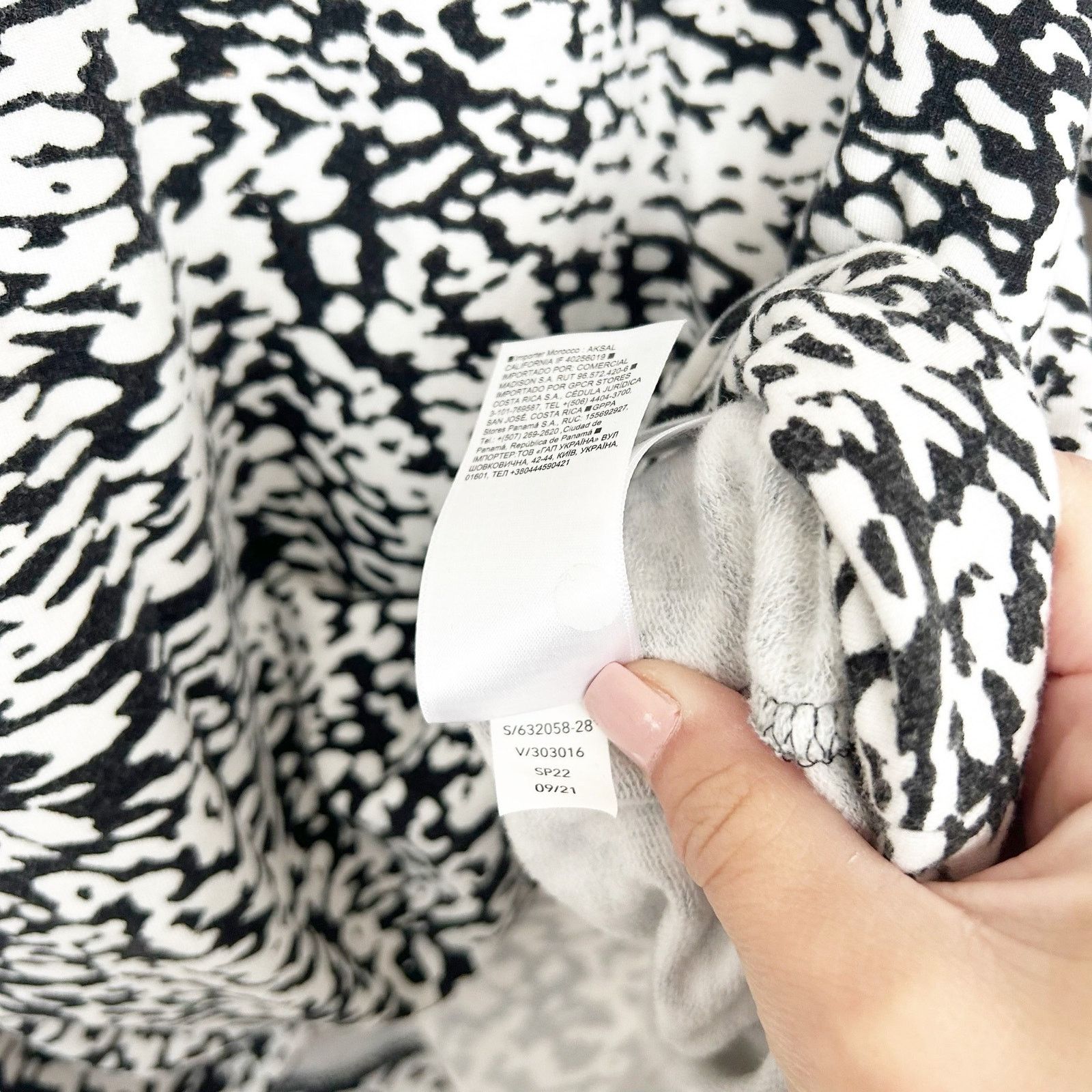 Athleta Athleta Black White Printed Balance Pullover Sweater Sz L Size L / US 10 / IT 46 - 4 Thumbnail