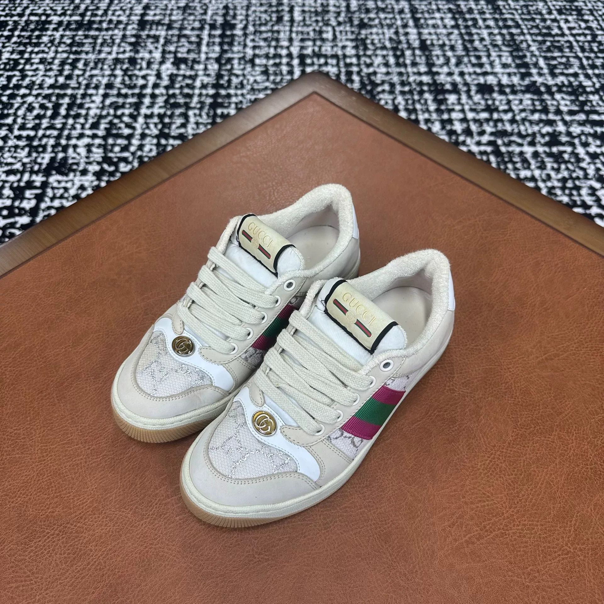 Gucci Gucci Beige Lowtop Sneakers it_35-5 Women Size US 5.5 / IT 35.5 - 1 Thumbnail