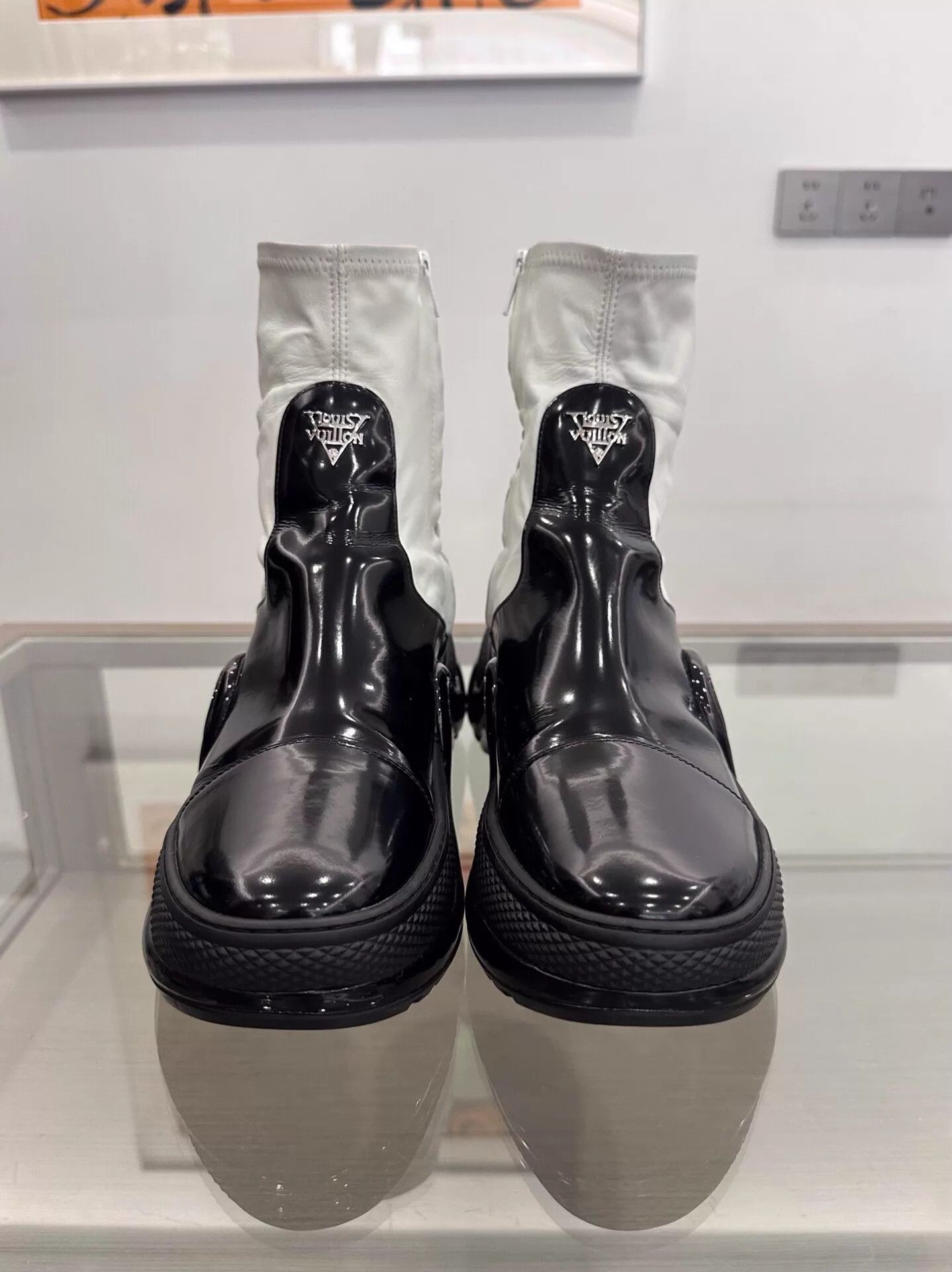 Louis Vuitton LV Archlight 1.0 Women's B&W Patent Sneaker Silver Logo Size US 7 / IT 37 - 3 Thumbnail