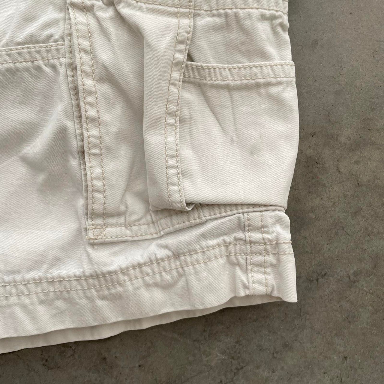 Levi's Levi’s White Cargo Shorts Size US 33 - 5 Thumbnail