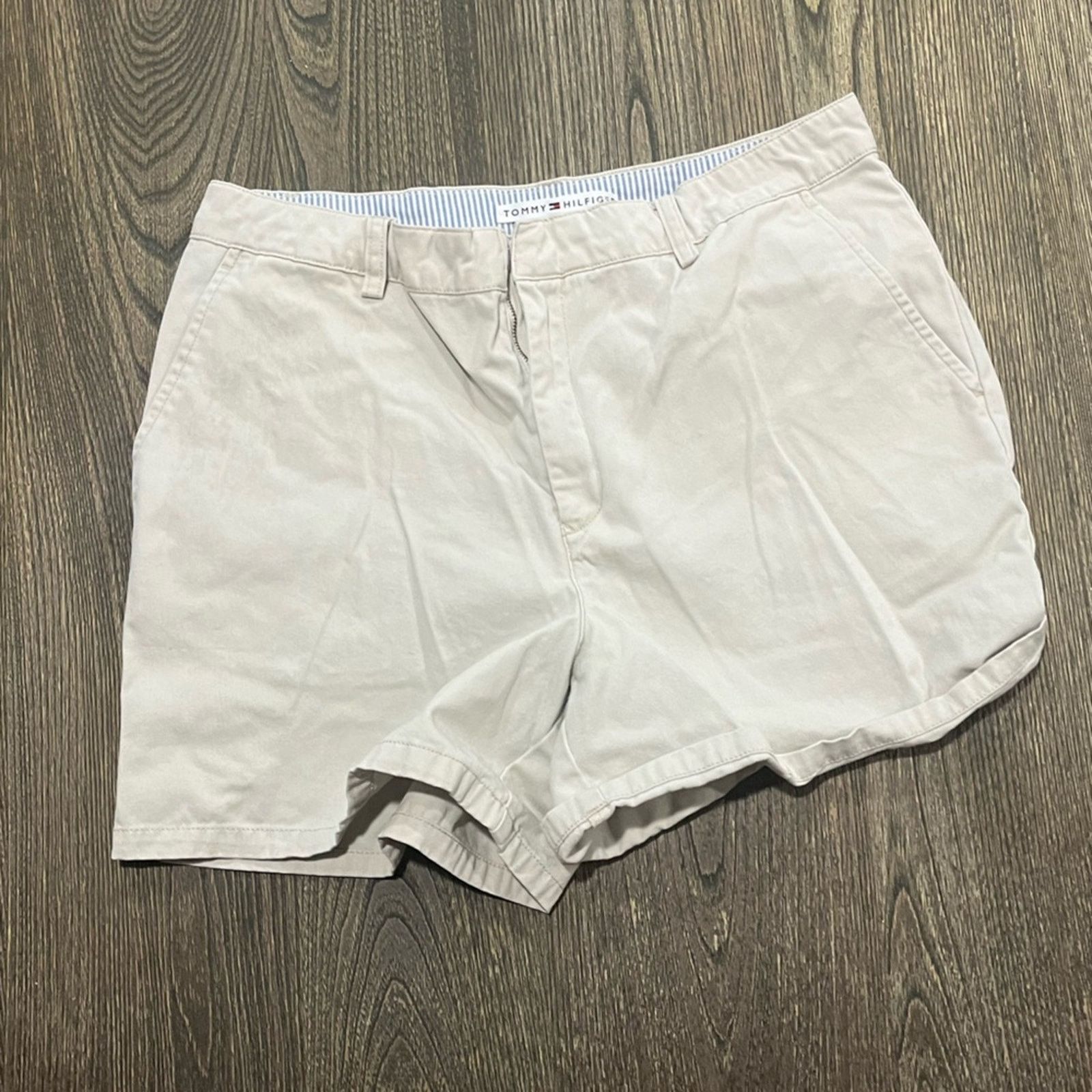 Tommy Hilfiger Tommy Hilfiger Womens Chino Shorts High Rise Flat Front 12 Size 34" / US 12 / IT 48 - 1 Thumbnail
