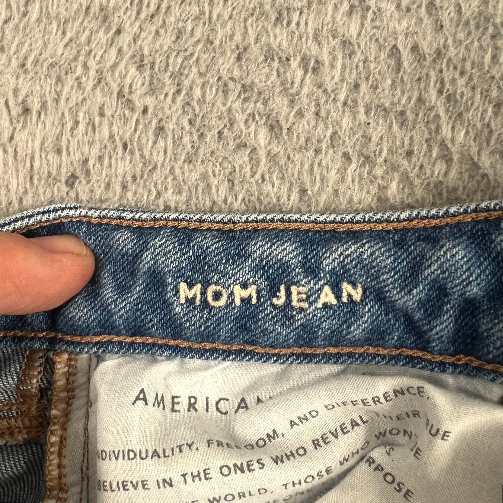 American Eagle Outfitters American Eagle Outfitters Mom Jeans Womens Size 4 Reg Blue Distressed Denim Size 27" / US 4 / IT 40 - 7 Thumbnail