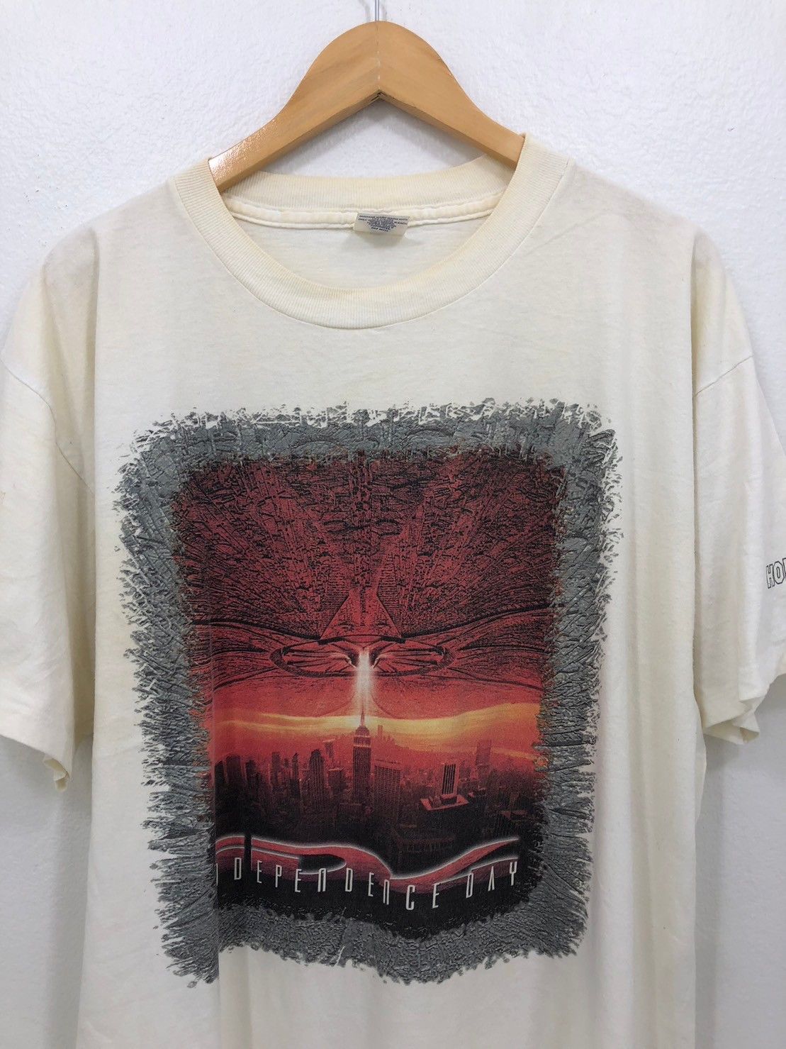 Vintage Vintage 90's Independence Day shirt ID4 Hollywood Video BN Size US XL / EU 56 / 4 - 1 Thumbnail