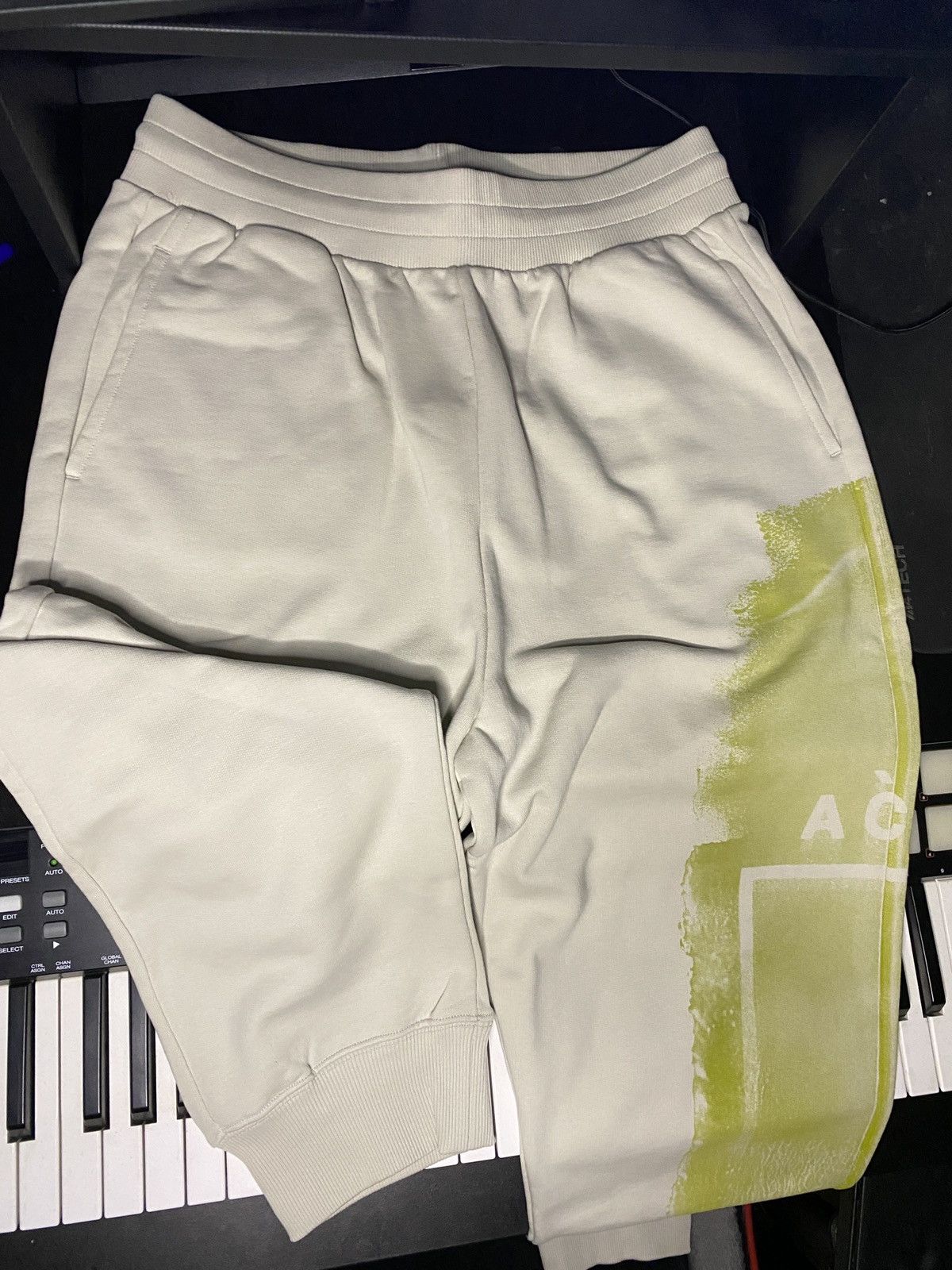 A-COLD-WALL* A-Cold-Wall Bone Collage Sweatpants Size US 34 / EU 50 - 2 Thumbnail