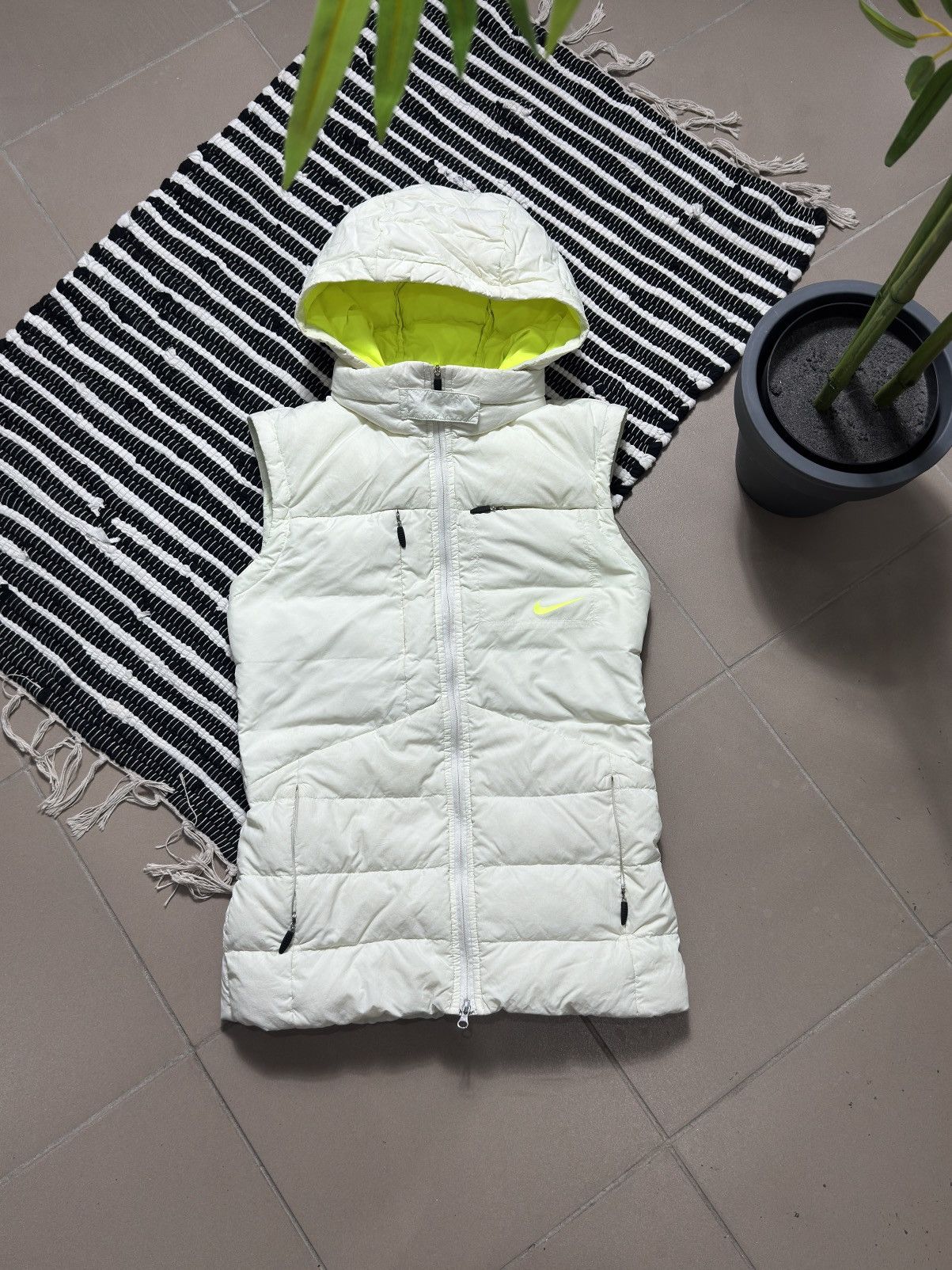 Nike VINTAGE NIKE 2000s WHITE DOWN PUFFER VEST Size XS / US 0-2 / IT 36-38 - 1 Thumbnail