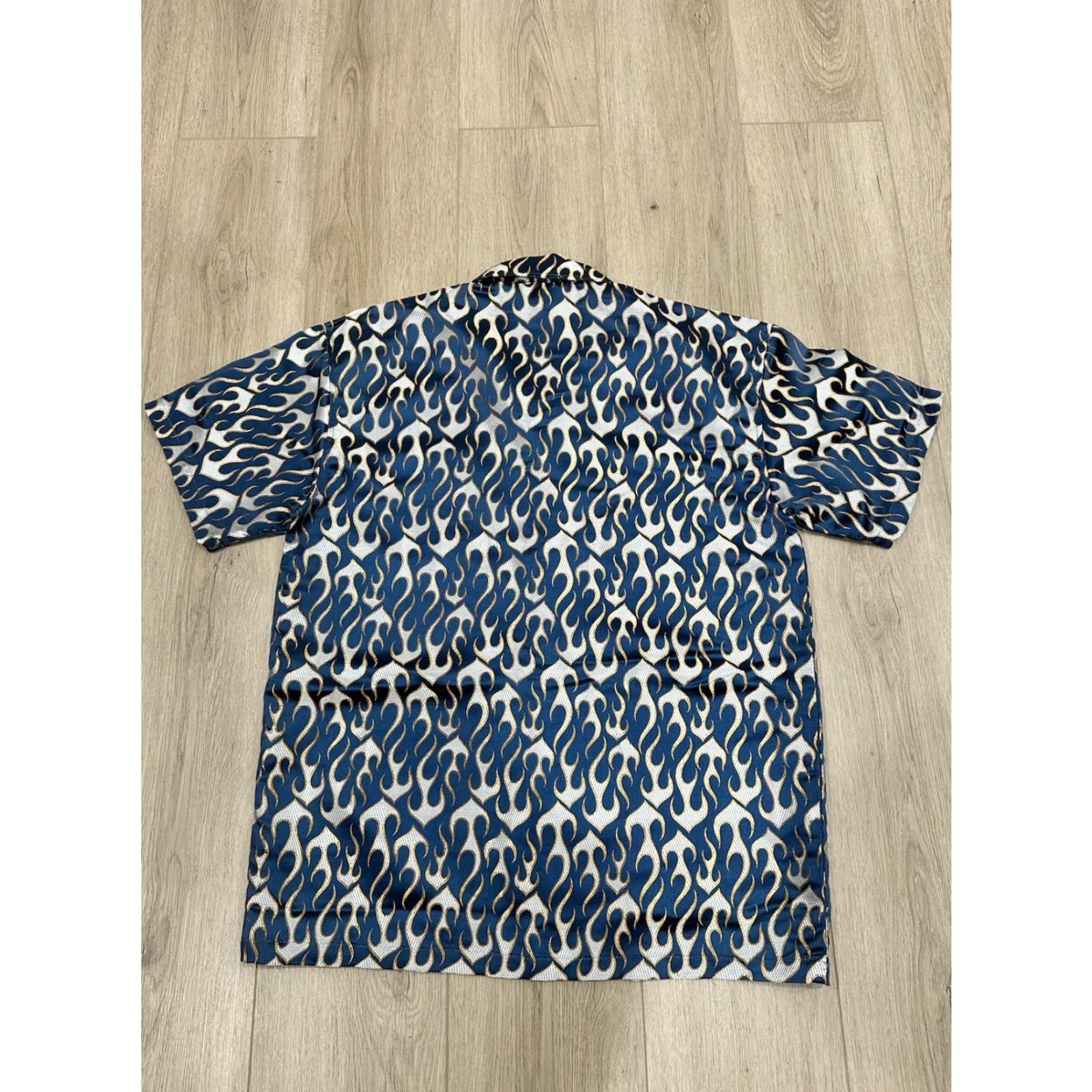 Vintage VINTAGE Hoax Original Flame Shirt L Men Blue 90s Club Rayon Button-Up Collared Short Sleeve Fires"} Size US L / EU 52-54 / 3 - 5 Thumbnail