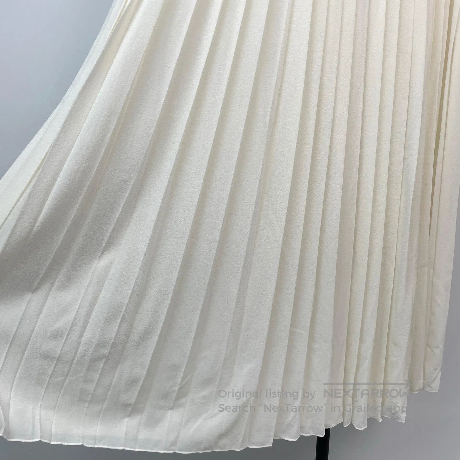 Chanel Chanel White Silk Pleated Diamond Buckle Half Skirt| Size 37" - 9 Thumbnail