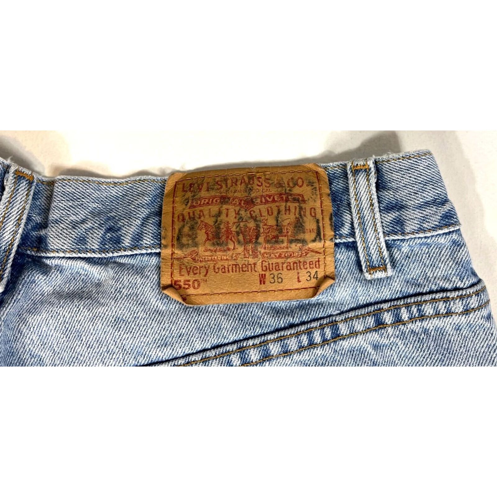 Levi's VINTAGE Levi's 550 Jeans Relaxed Fit Men’s Jeans Blue 34x33 5-Pocket Denim Made in USA Men’s Vintage Relaxed Fit Jeans Size US 34 / EU 50 - 6 Thumbnail