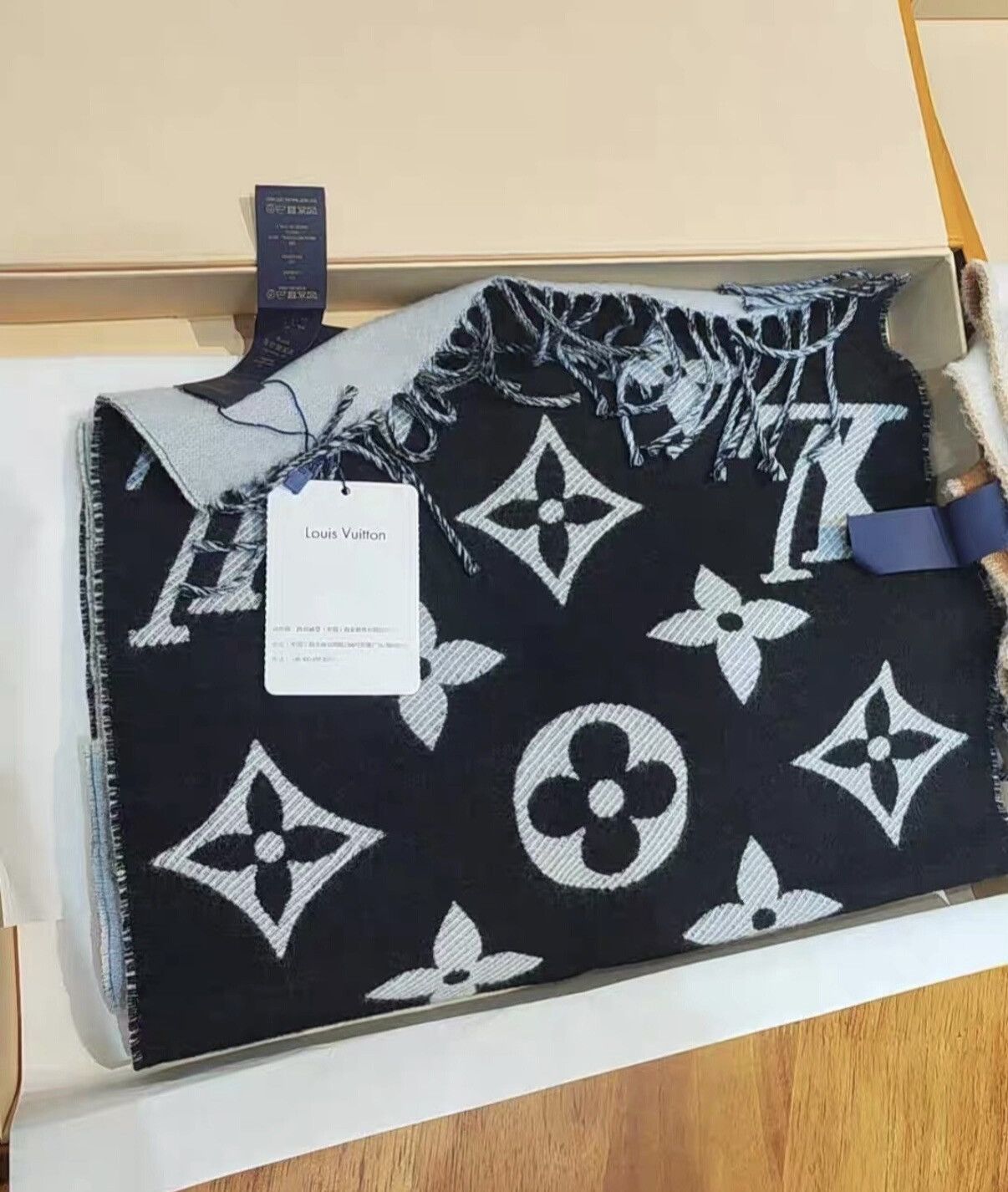 Louis Vuitton Louis Vuitton Classic Black & Gray Reversible Wool Scarf Size ONE SIZE - 7 Thumbnail