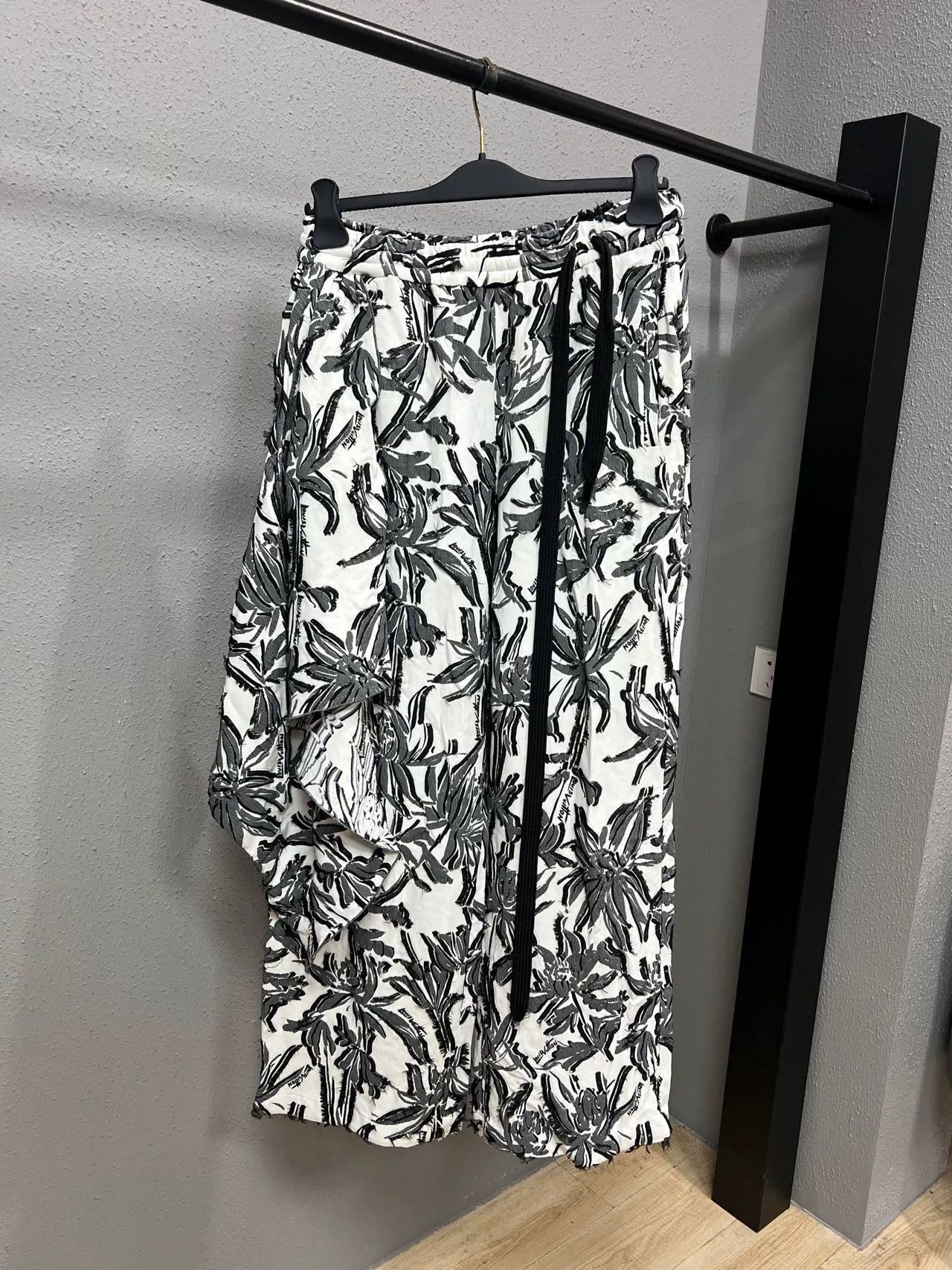 Louis Vuitton Louis Vuitton Floral Wide-Leg Casual Pants Size 40" / US 18 - 1 Thumbnail
