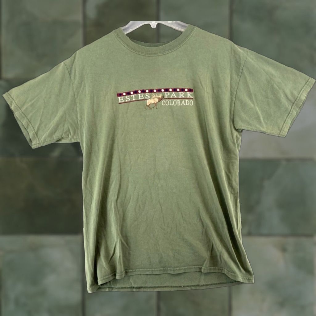 Gildan Estes Park Colorado Mens TShirt M Green Cotton Knit Logo Embroidered Crew Neck Short Sleeve Outdoor Shirt Mens Size US M / EU 48-50 / 2 - 1 Thumbnail