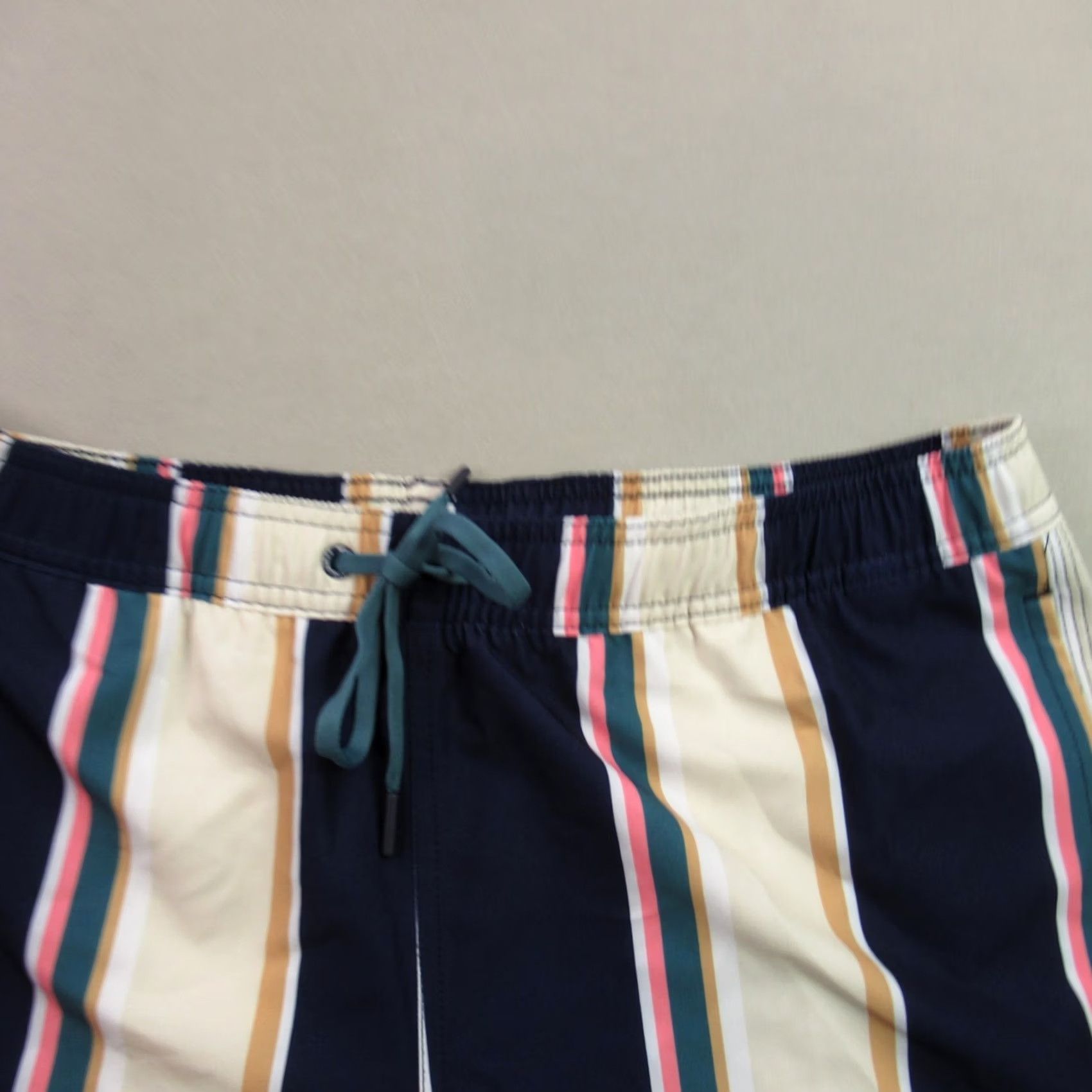 Vineyard Vines Vineyard Vines Shorts Mens Medium Adult Pockets Swimwear Stripes Surfer Swim Knit Multicolor White/Blue/Red? Size US 31 - 2 Thumbnail