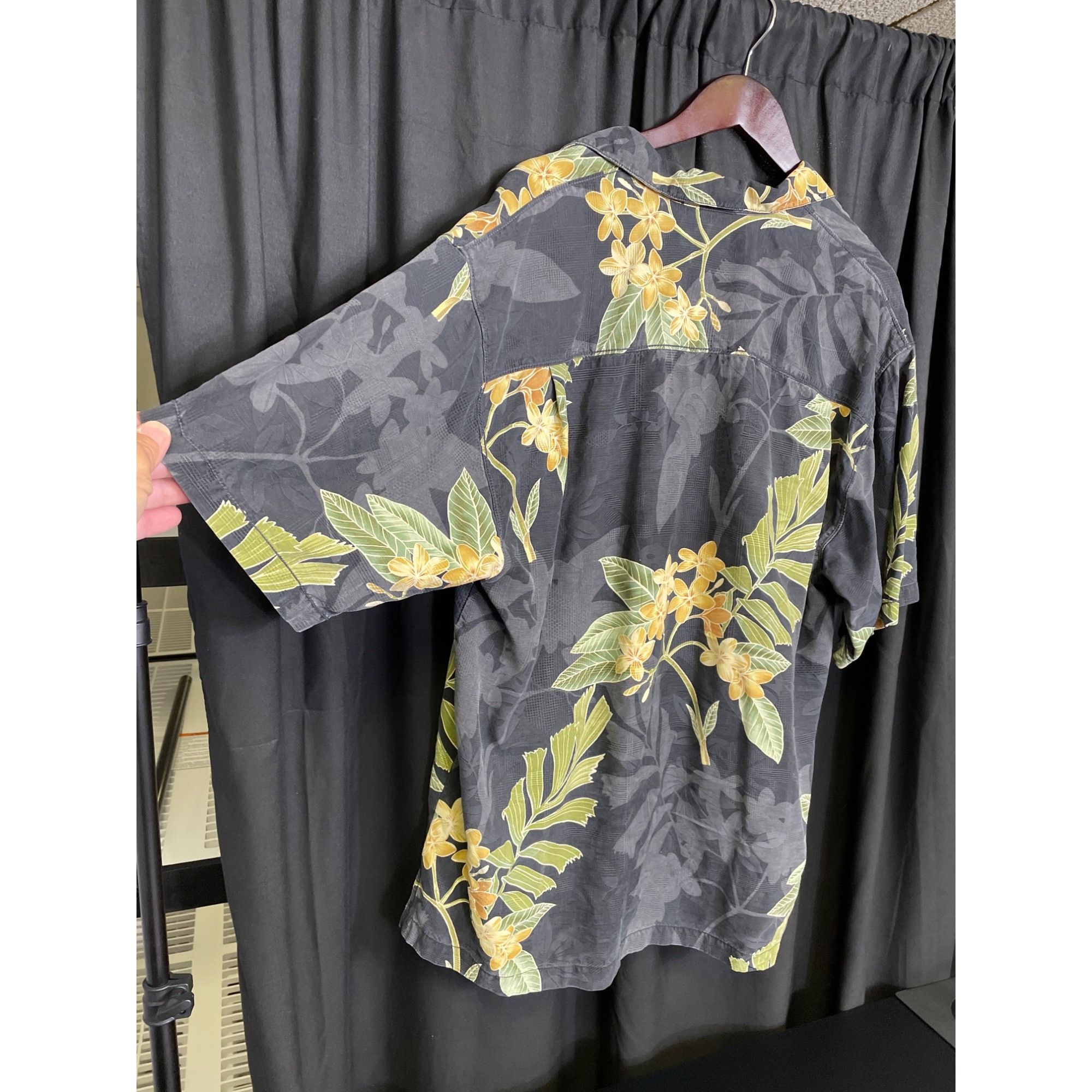 Tommy Bahama Tommy Bahama mens Gray/Green Floral Silk Button-Up Shirt Siz Size US L / EU 52-54 / 3 - 8 Thumbnail