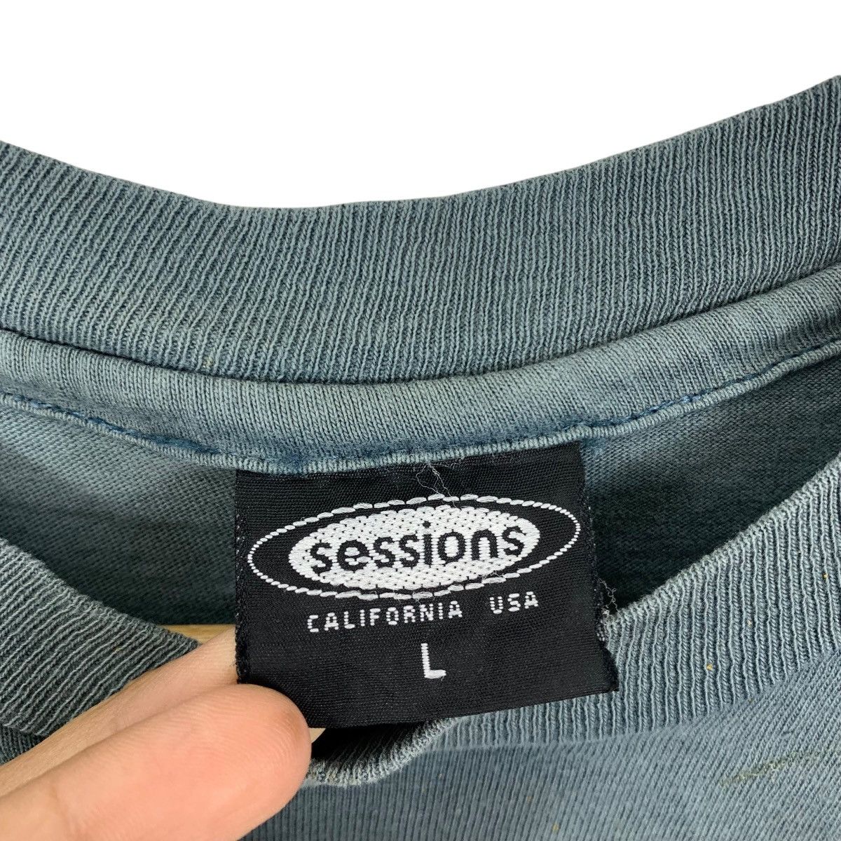Sessions Vintage 90s Trashed SESSIONS SNOWBOARDING Skate Usa Tshirt Size US L / EU 52-54 / 3 - 7 Thumbnail