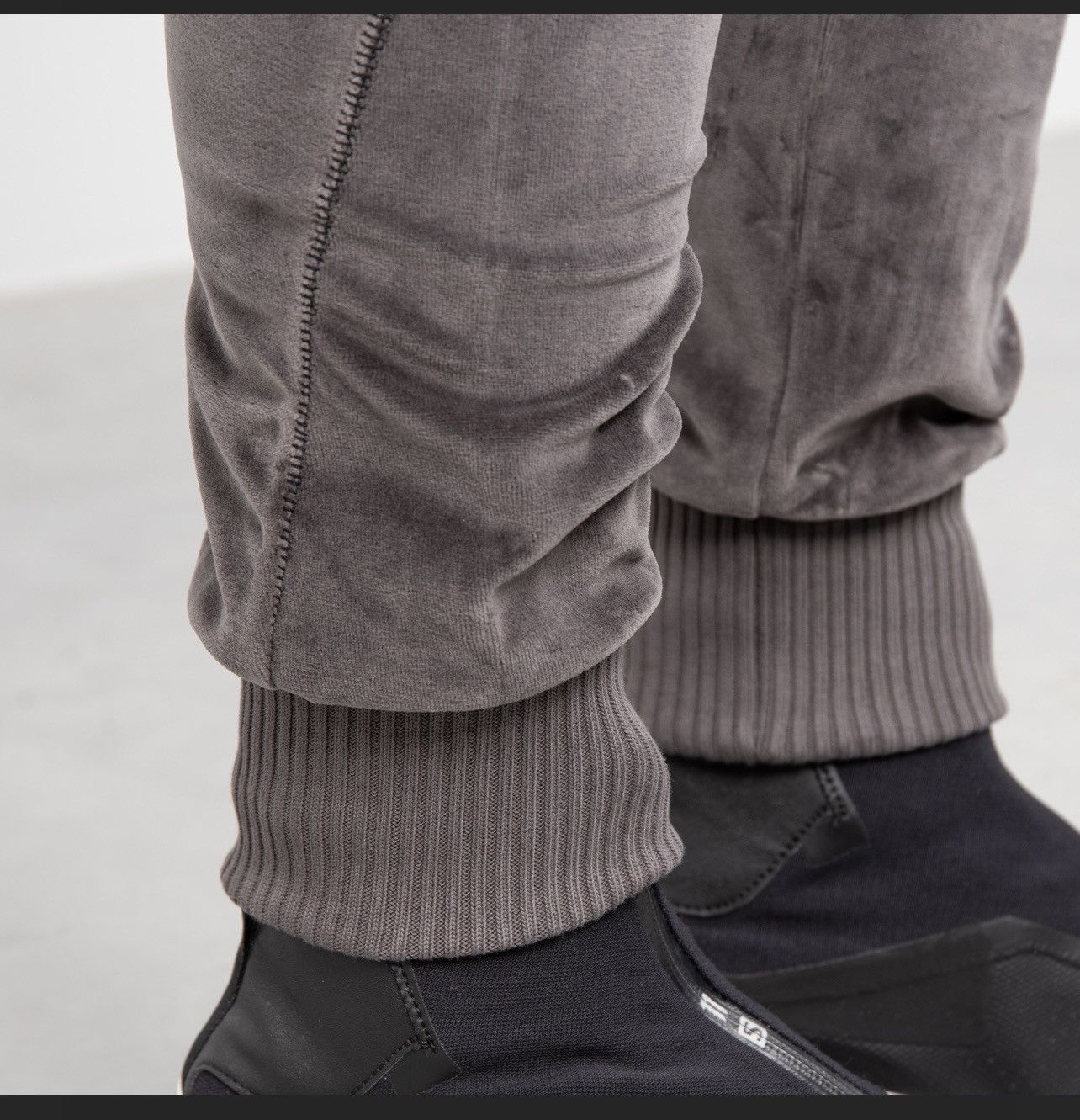 Thom Krom Thom Krom Velvet Drop Crotch Sweatpants in Taupe Size US 31 - 6 Thumbnail
