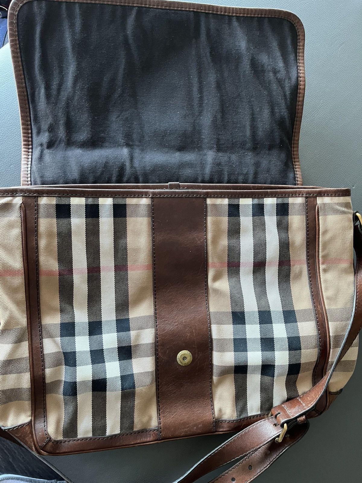 Burberry BBR $3k Rare Vintage Classic Logo Messenger Crossbody Bag Size ONE SIZE - 2 Thumbnail