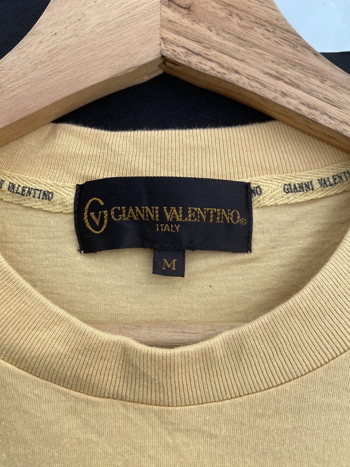 Gianni Valentino Rare Vintage 90s Gianni Valentino Spellout Tshirt Size US M / EU 48-50 / 2 - 8 Thumbnail