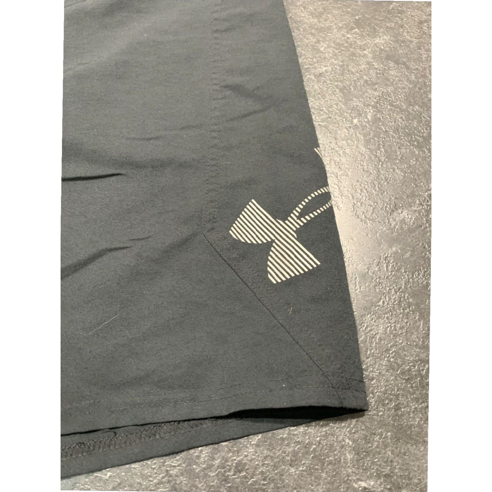Under Armour Under Armour Mens Black Gray Board Shorts Swim Trunks Size 38 Multicolor Skull Size US 38 / EU 54 - 2 Thumbnail