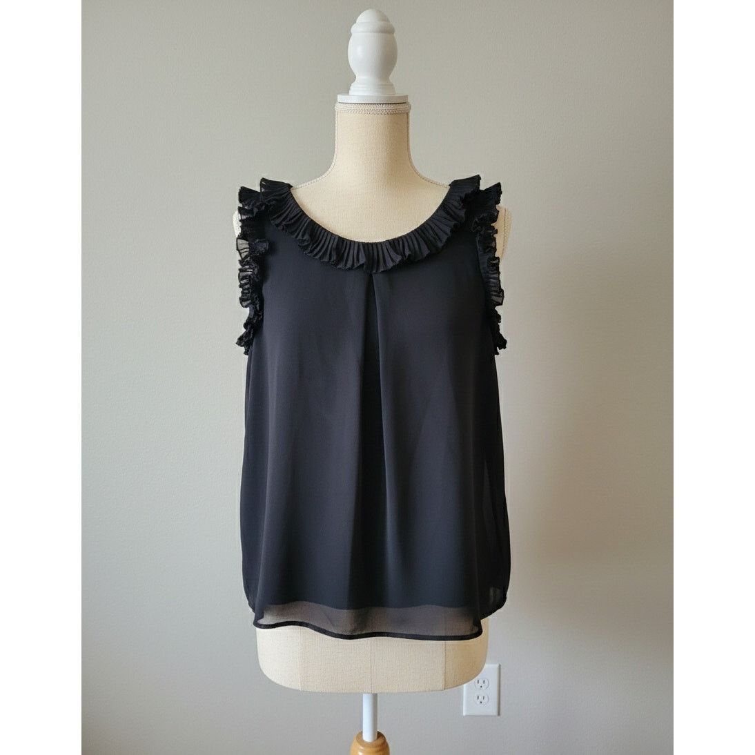 Banana Republic Banana Republic Sleeveless Pleated Ruffle Top Small Size S / US 4 / IT 40 - 1 Thumbnail