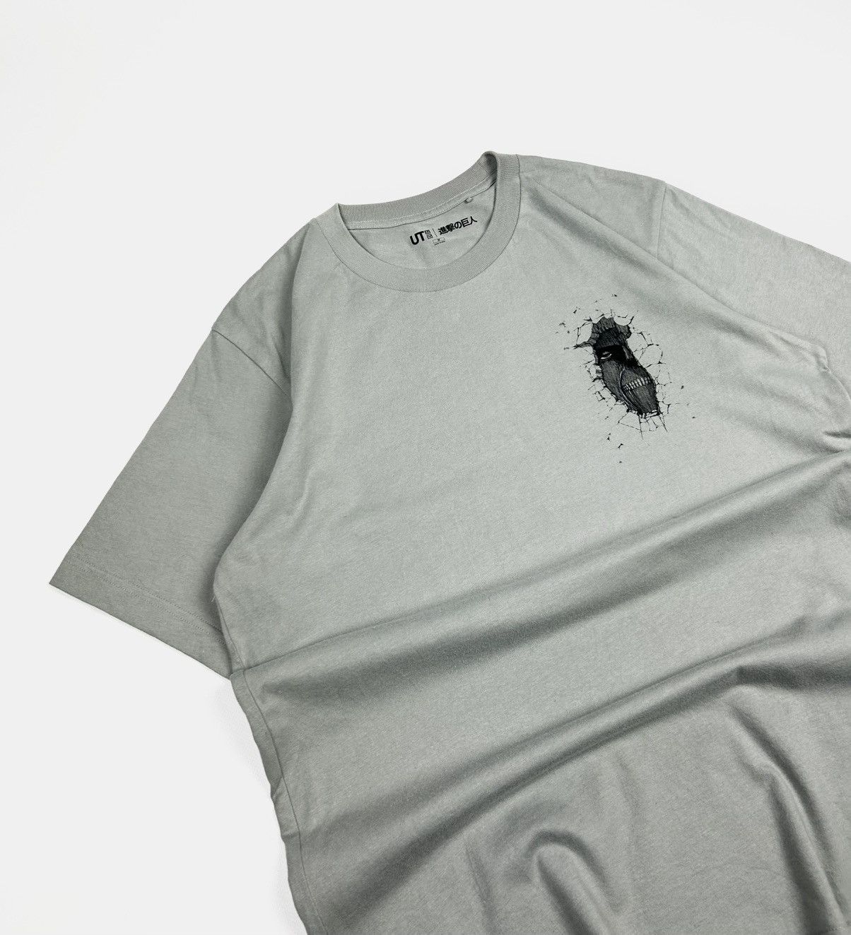 Anime × Japanese Brand × Uniqlo Rare collaboration UNIQLO X ATTACK ON TITAN T shirt Size US M / EU 48-50 / 2 - 5 Thumbnail