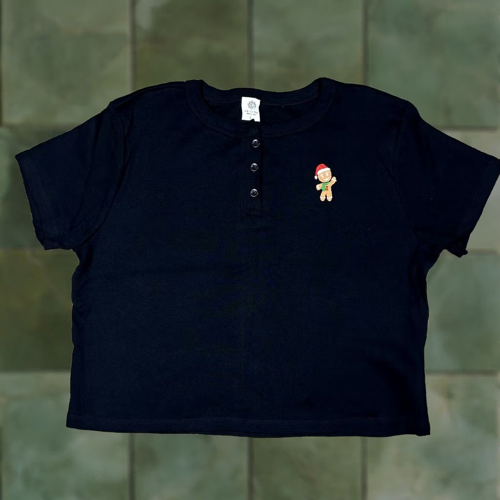 Vintage La Luna Christmas Crop Top T-Shirt Womens Large Embroidered Ginger Bread Black 100% Cotton Short Sleeve Henley Casual 2020s Modern Stylish Size L / US 10 / IT 46 - 1 Thumbnail
